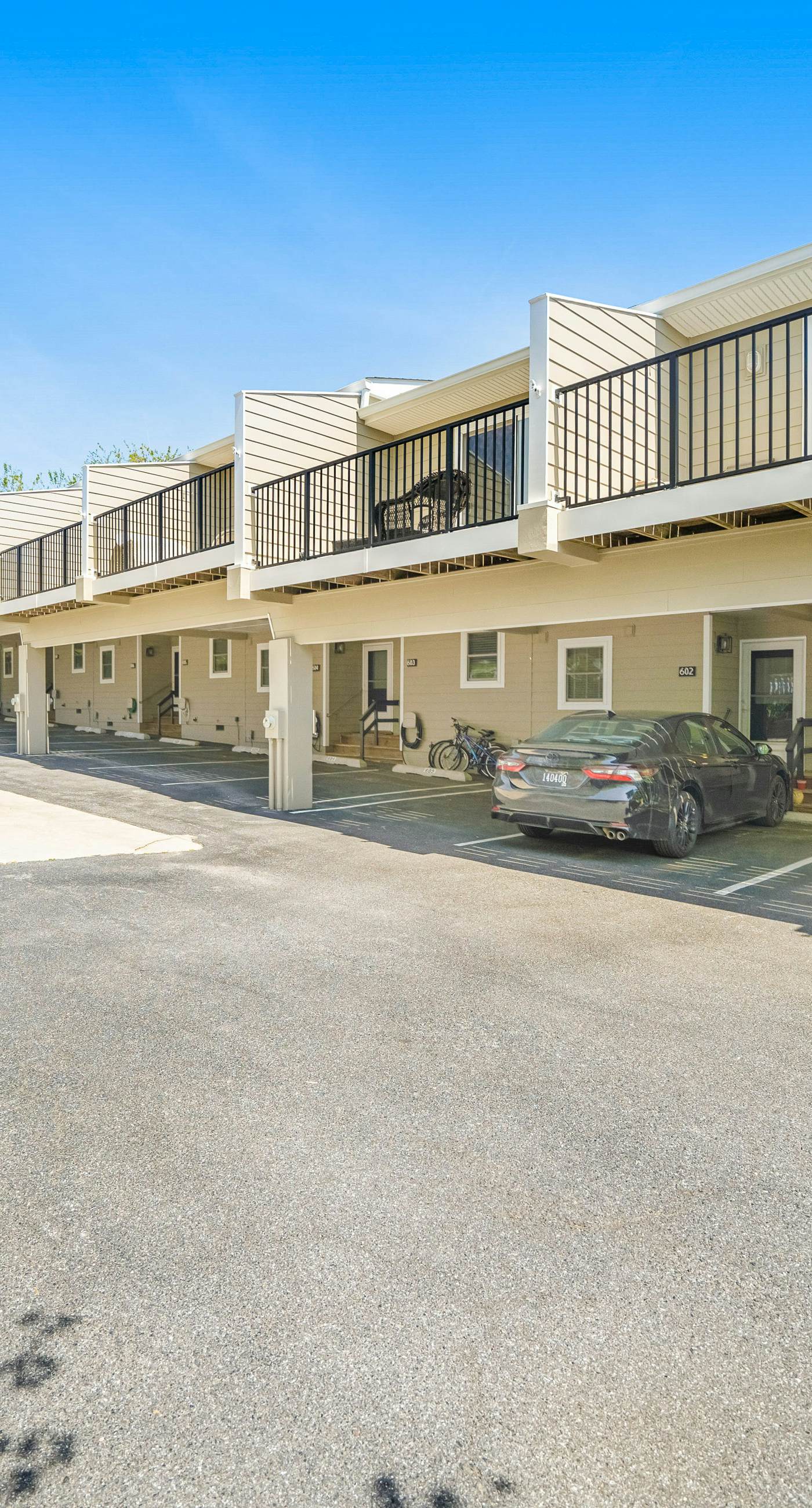 Scarborough Village - 245 Country Club Dr, Unit #608