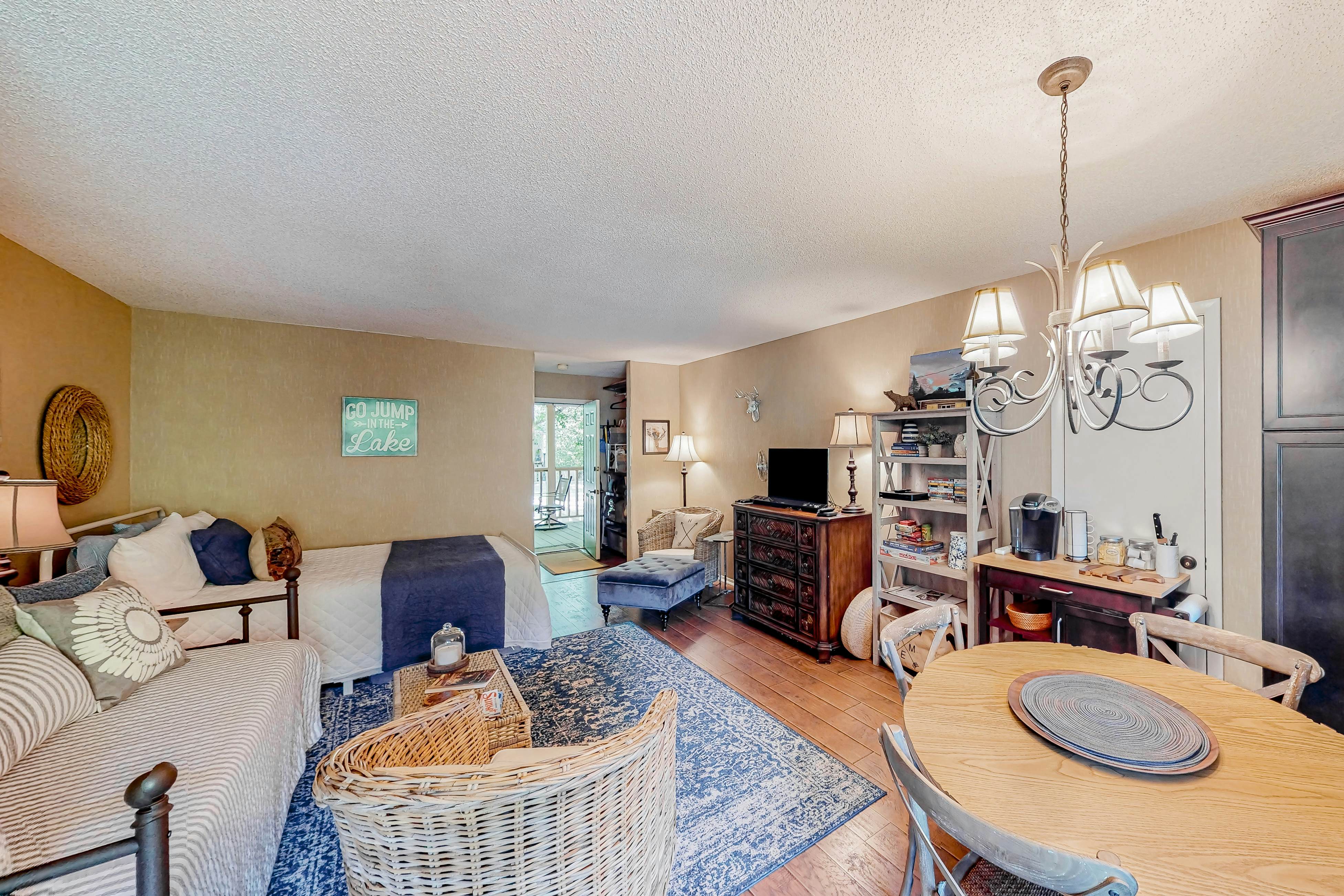 Apple Valley Treetop Villa