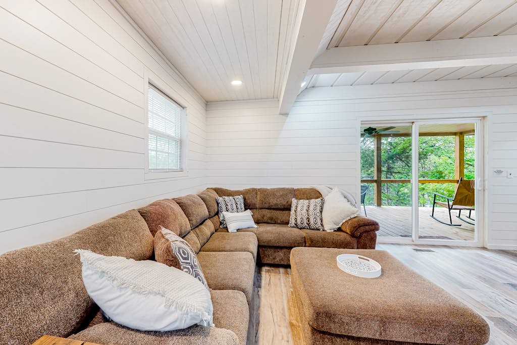 Dog Welcome Waterfront Home, Sleeps 12, Firepit — Norris Lake, TN — vacation rental