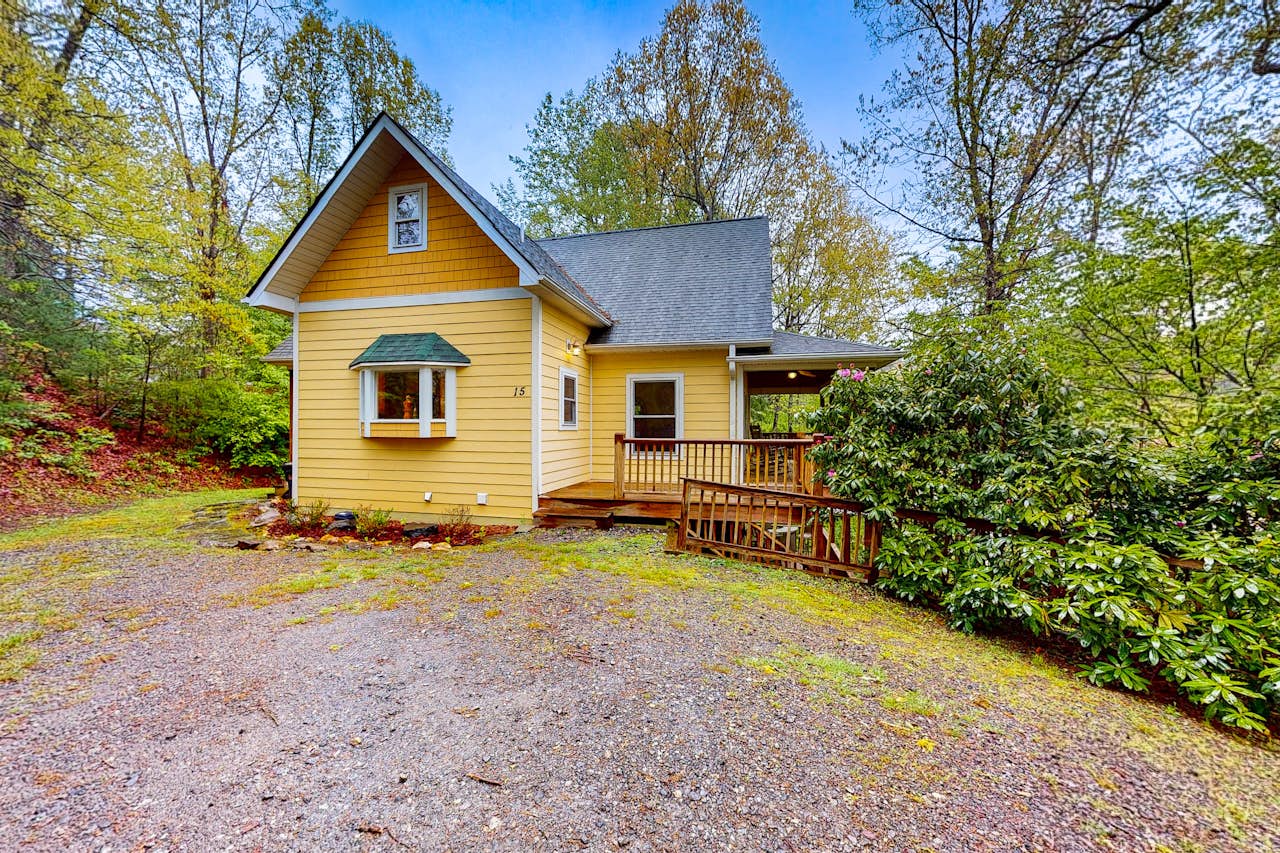 Ashleigh Grove Cottage 3 BD Weaverville, NC Vacation Rental Vacasa