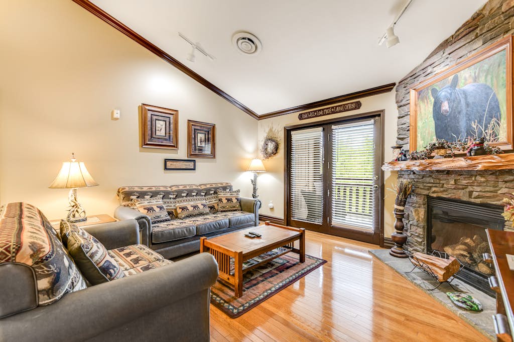 Homey Creekside Condo, Sleeps 8, Jetted Tub, Gym — Gatlinburg, TN — vacation rental