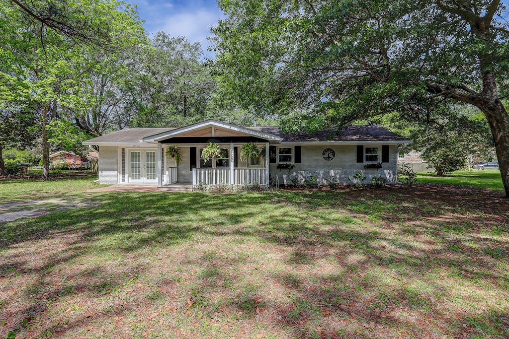 Stylish, Dog-Friendly, 30-Day Rental House w/Free WiFi, W/D, and Furnished Patio — Charleston, SC — vacation rental