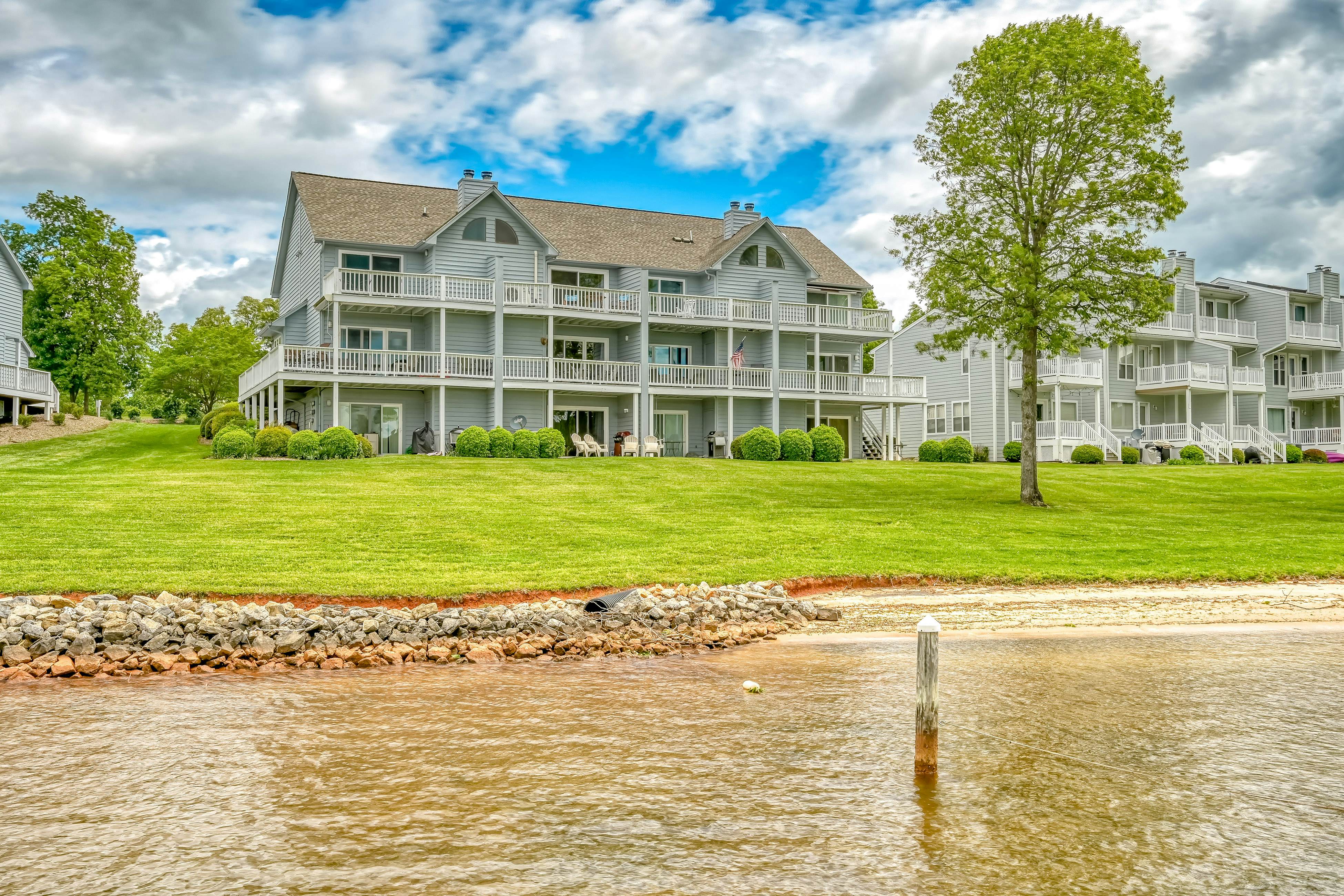 Sunset Cove 3 BD Huddleston, VA Vacation Rental Vacasa