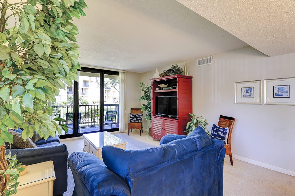 Island oasis with balcony, beach access, pool, hot tub — Hilton Head, SC — vacation rental