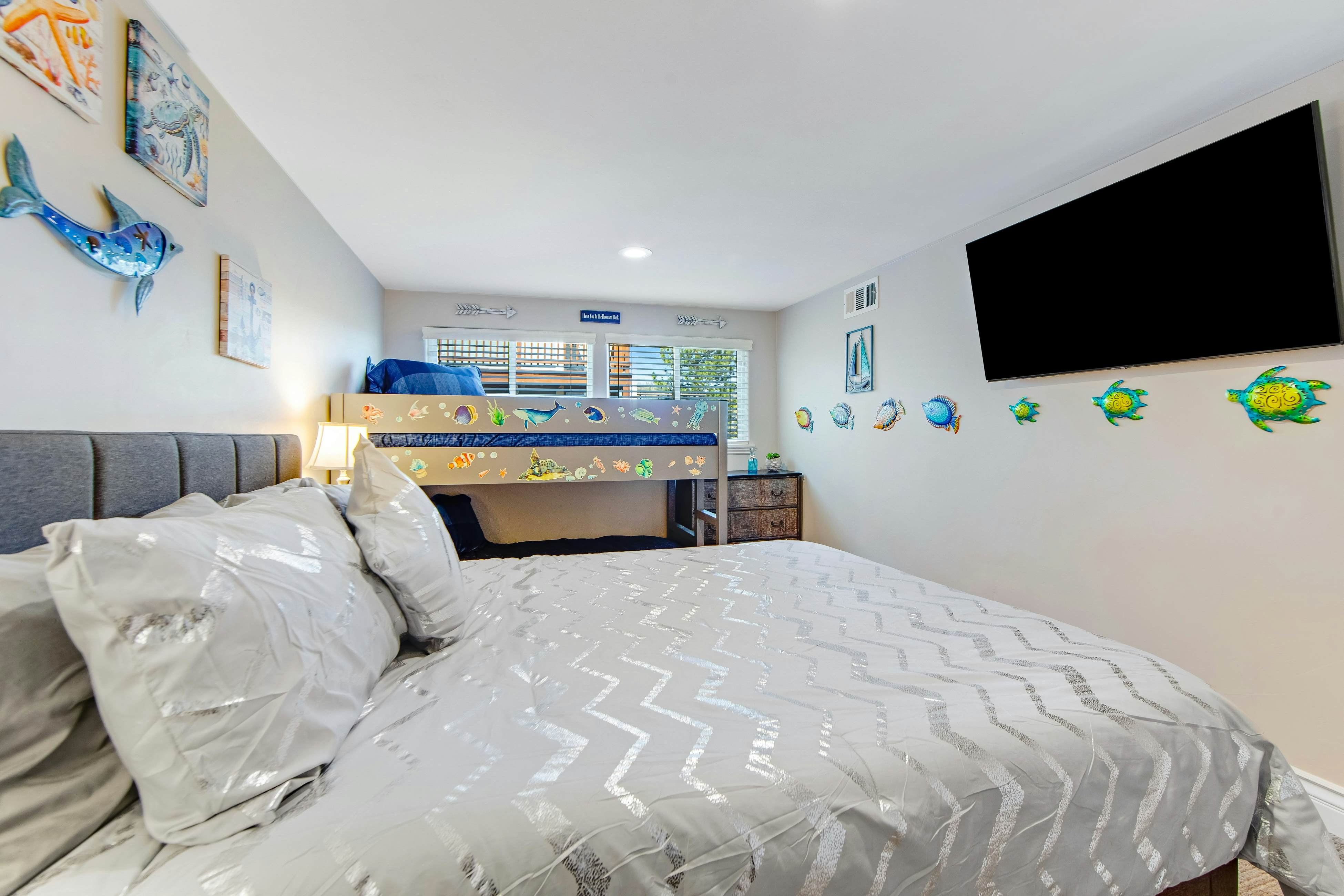 Surreal Feel Lakeview Chalet 