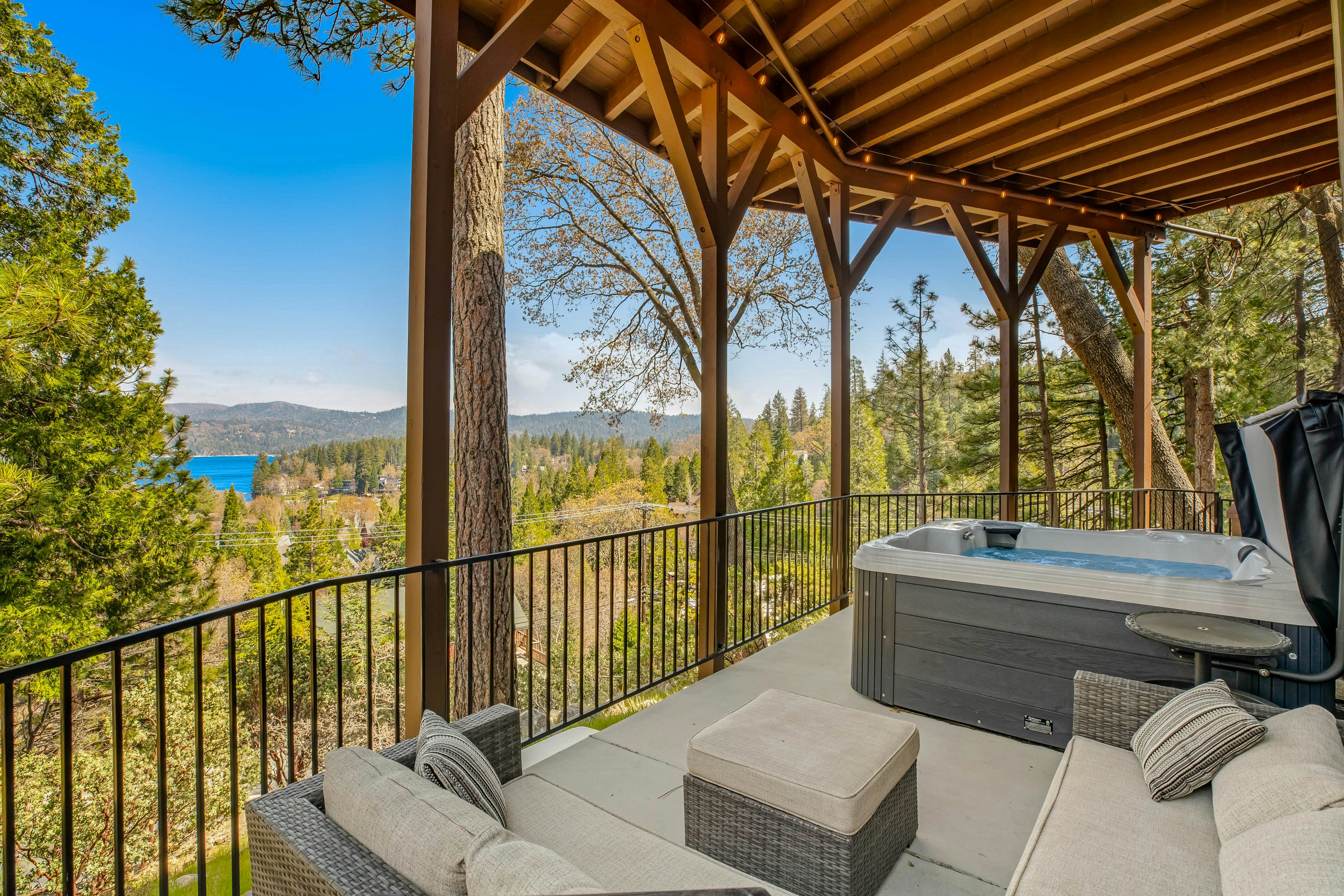 Surreal Feel Lakeview Chalet 