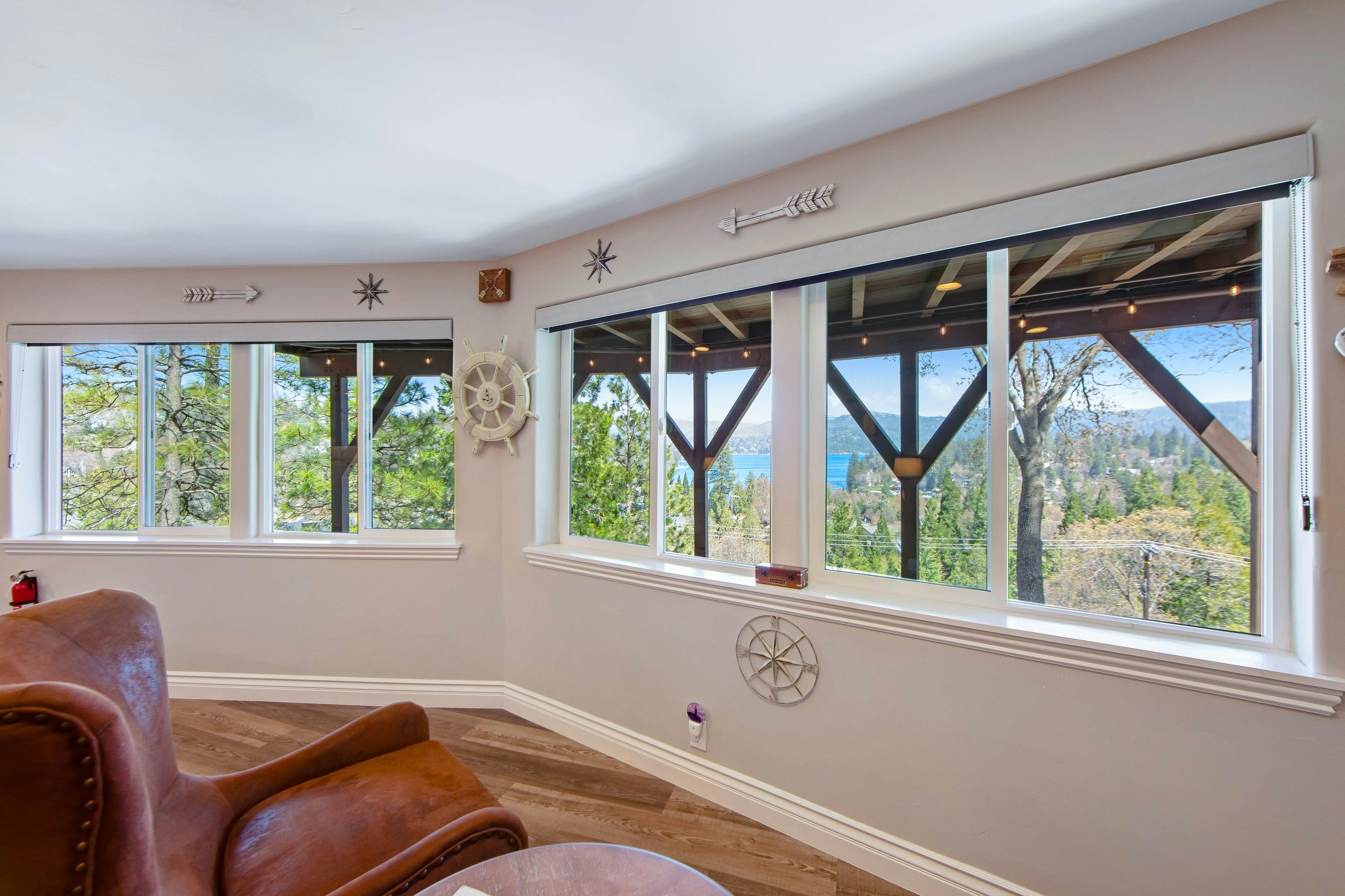 Surreal Feel Lakeview Chalet 