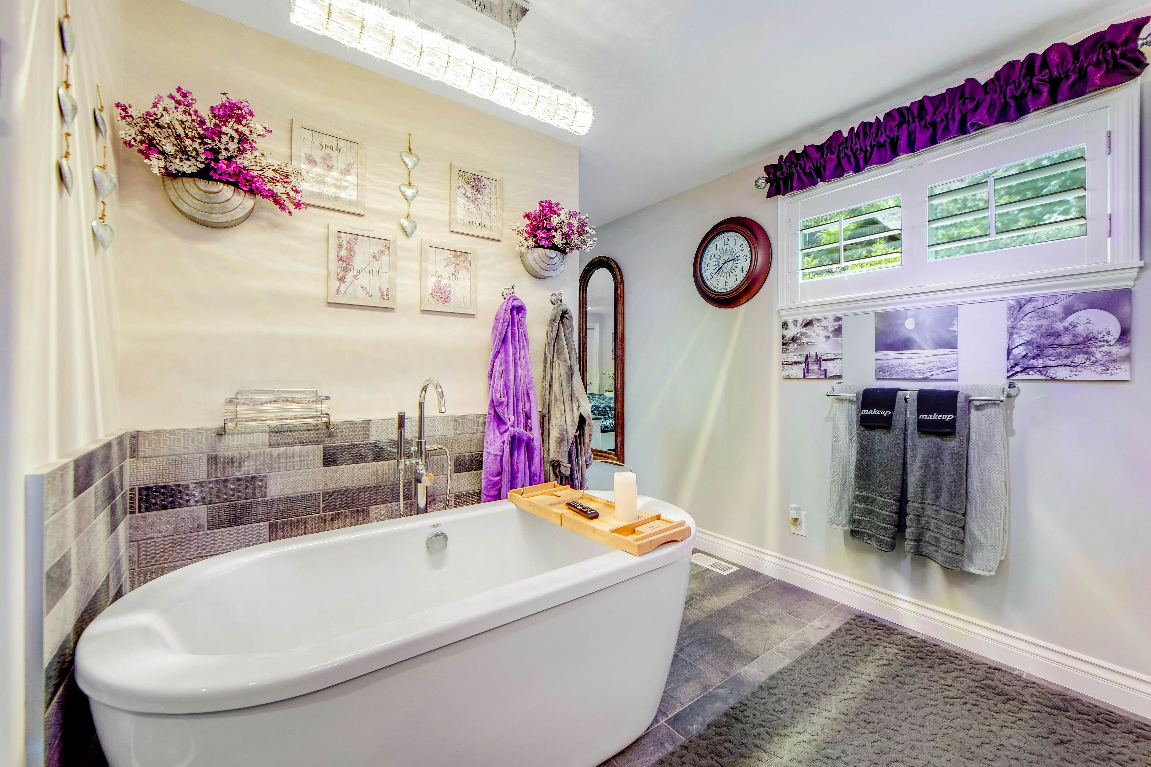 Surreal Feel Lakeview Chalet 