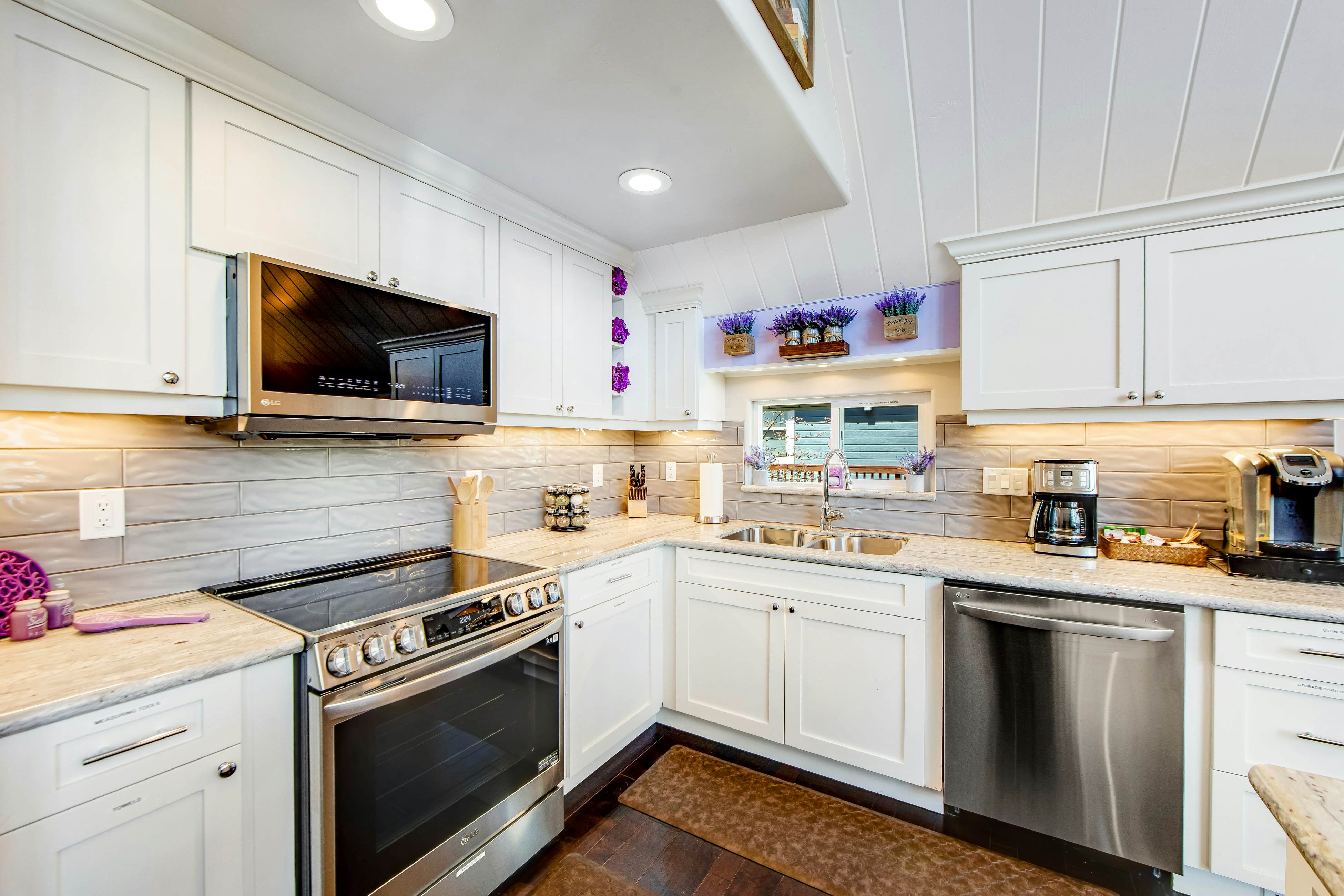 Surreal Feel Lakeview Chalet 