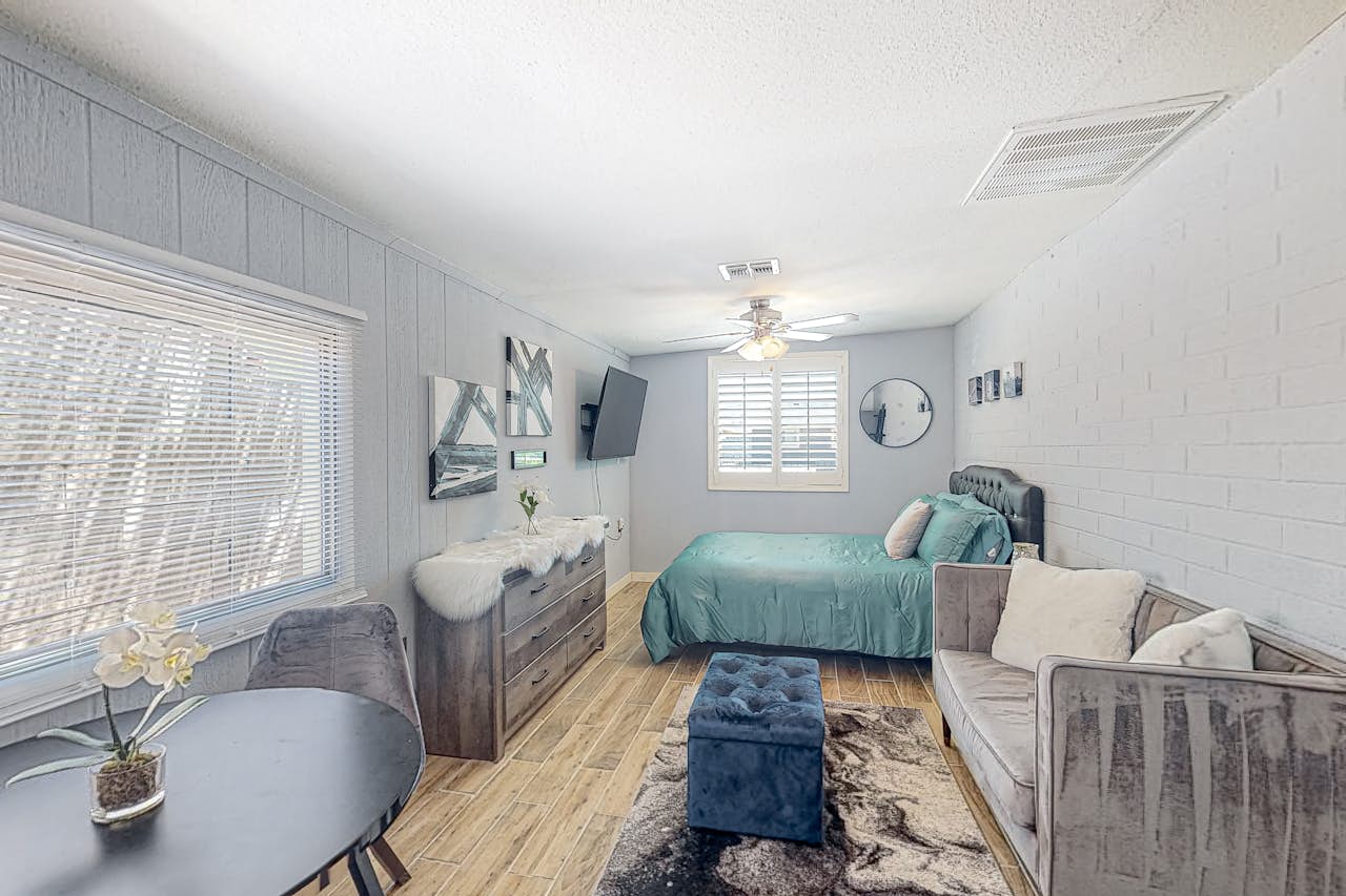 Burgess Lane Beauty, Unit 2 0 BD Phoenix, AZ Vacation Rental Vacasa