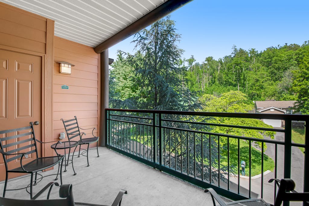Cozy Downtown Condo, Sleeps 6, Balcony, Jetted tub — Gatlinburg, TN — vacation rental