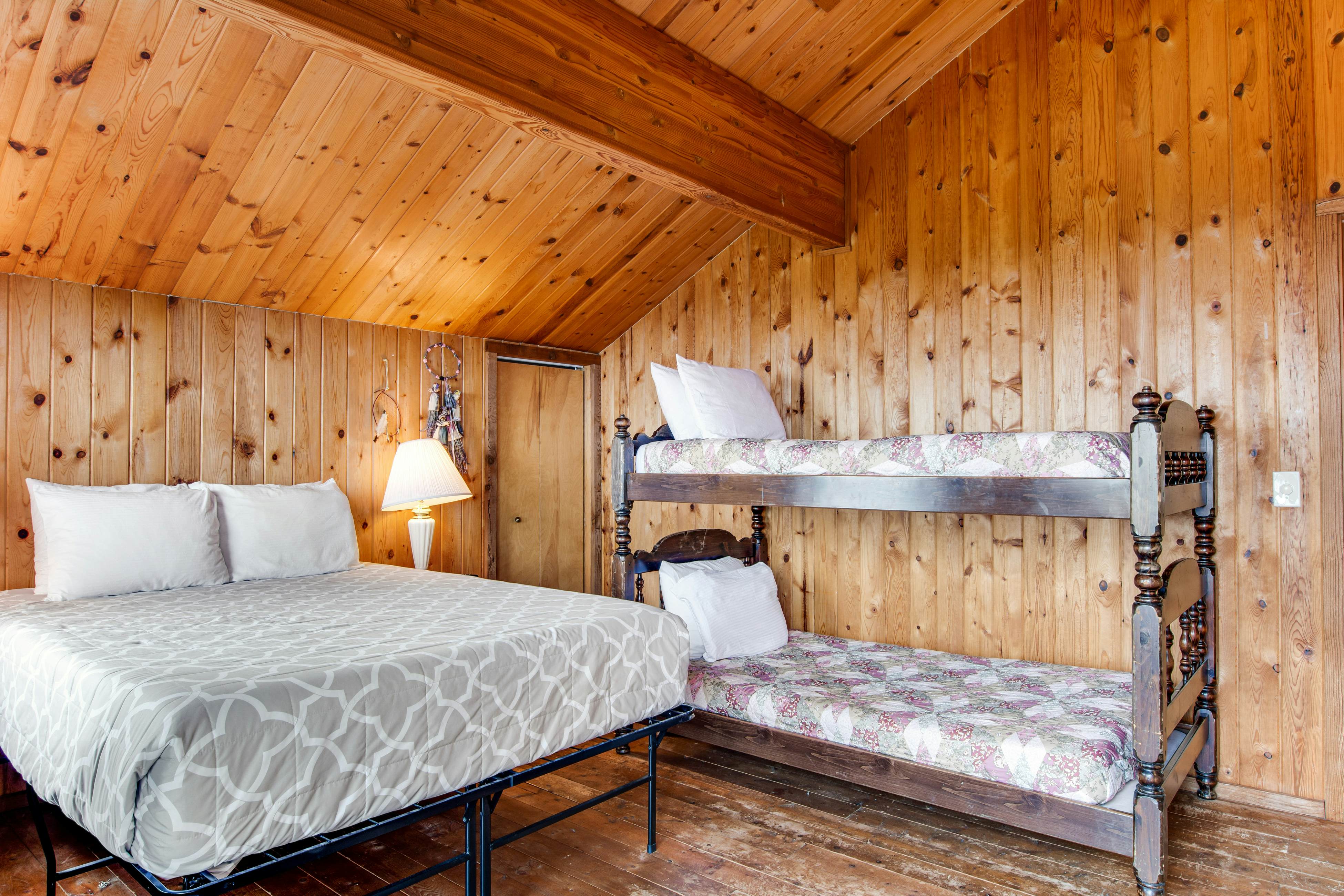 Port Angeles Blue Mountain Lodge with Bunkhouse