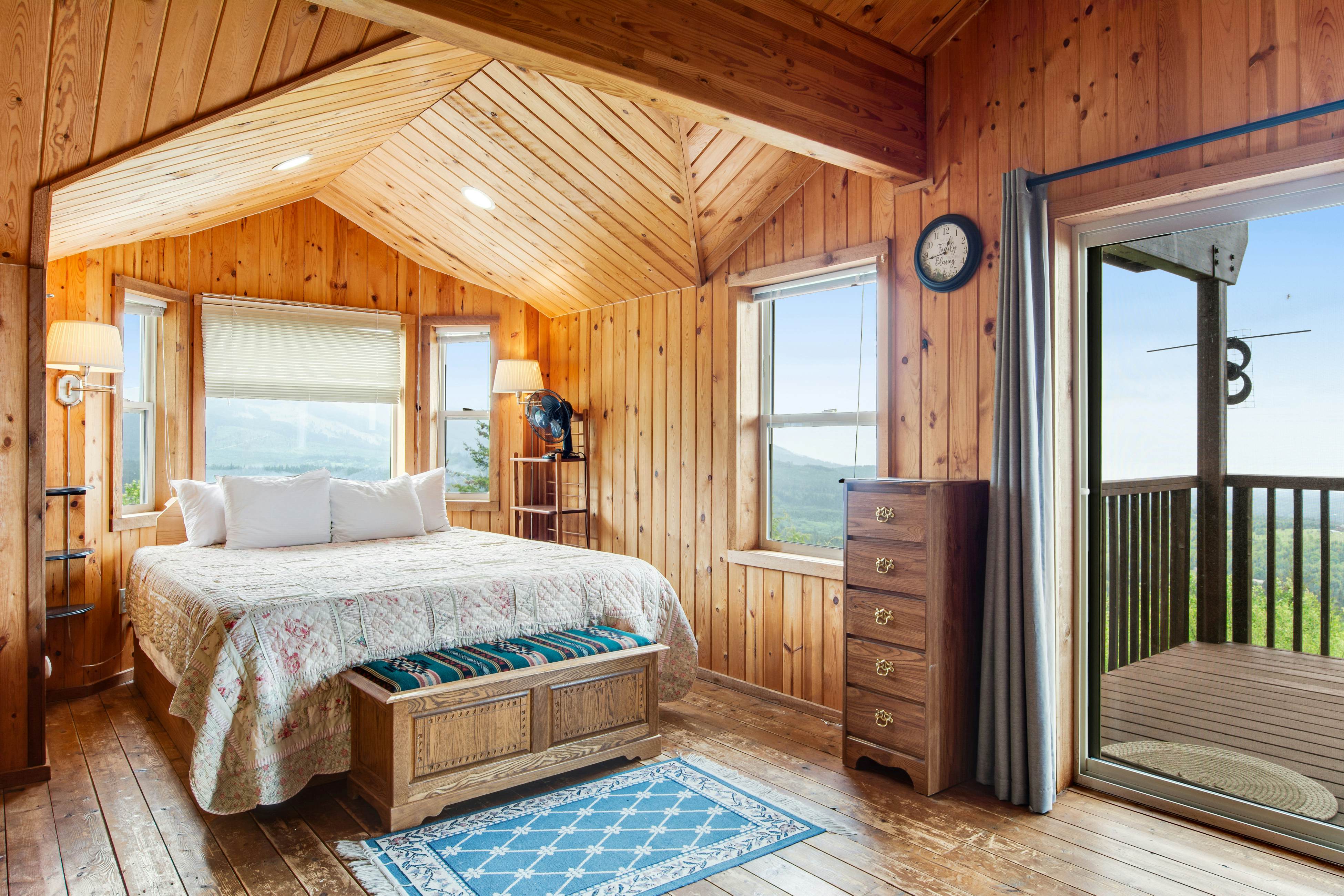 Port Angeles Blue Mountain Lodge with Bunkhouse