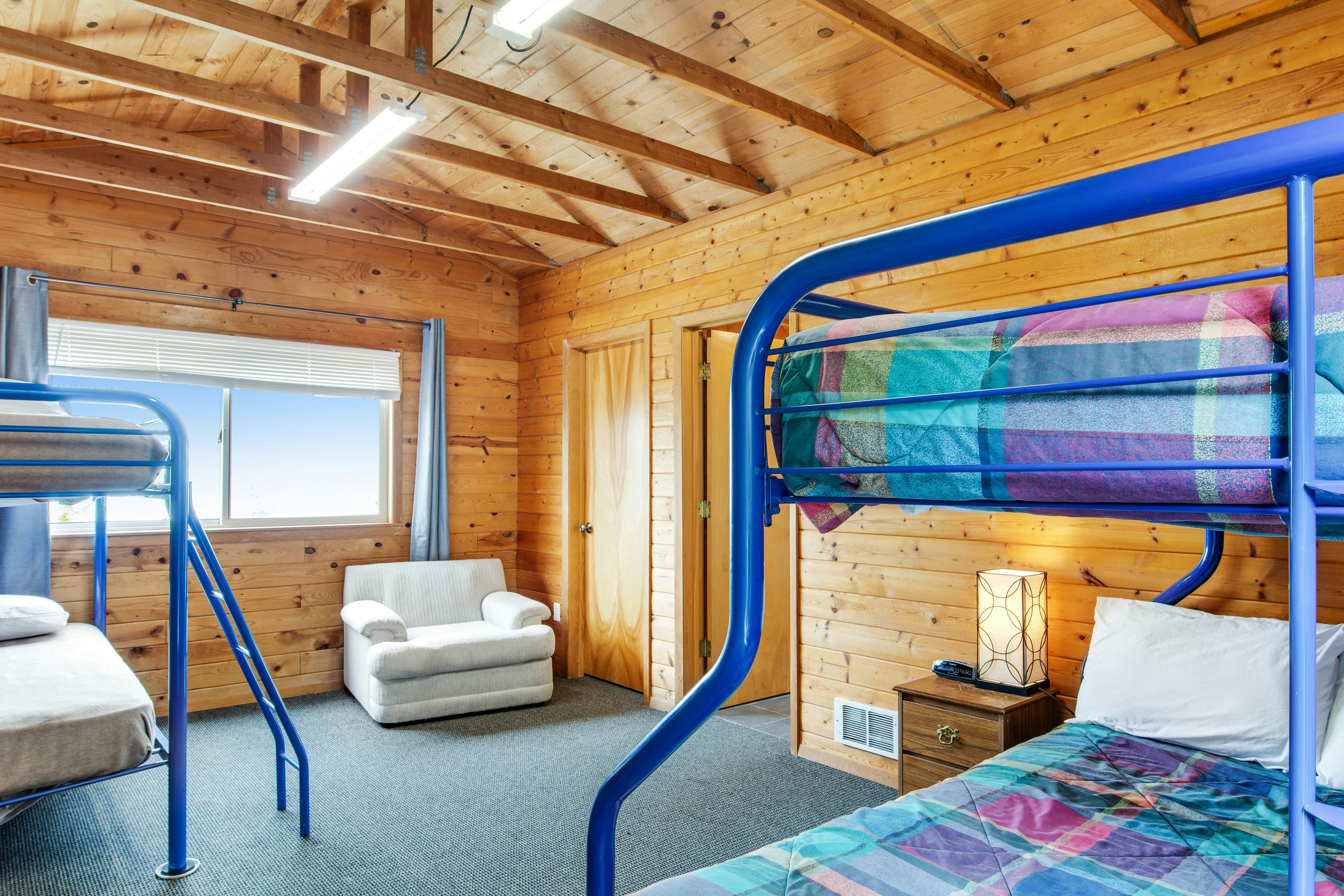 Port Angeles Blue Mountain Lodge with Bunkhouse