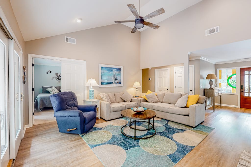Tree-lined home with beautiful patio, deck & firepit - near golf & the beach — Hilton Head, SC — vacation rental