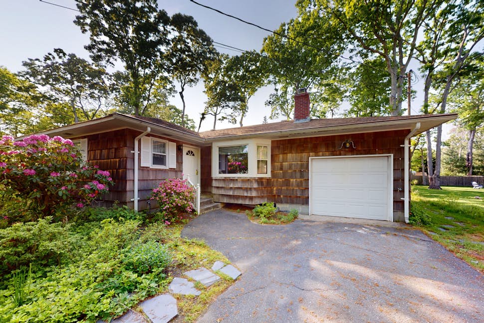 The Endless Summer Cottage 3 BD Cutchogue, NY Vacation Rental Vacasa