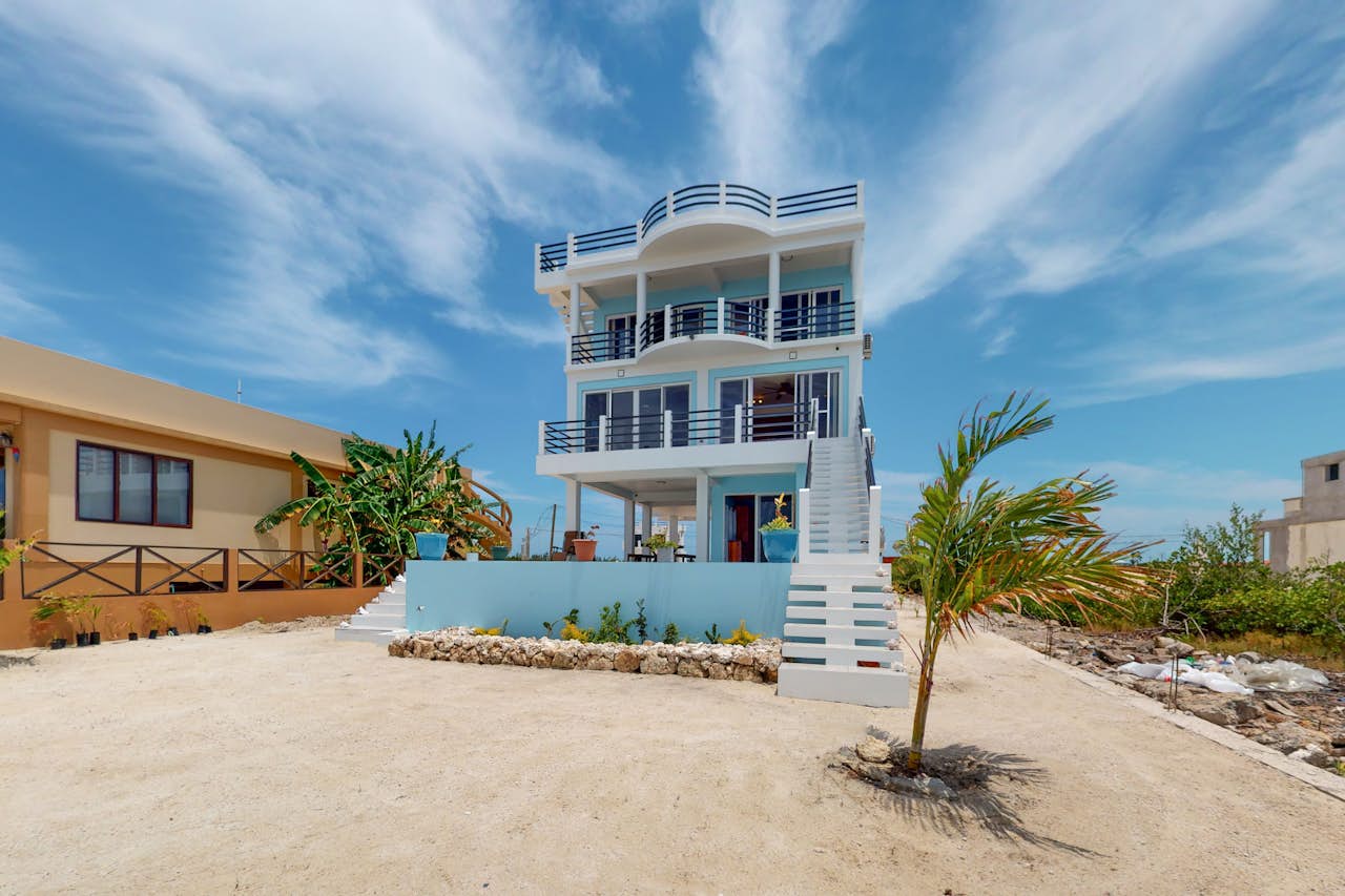 Poolside suite and second floor house at LorELei House 2 BD San