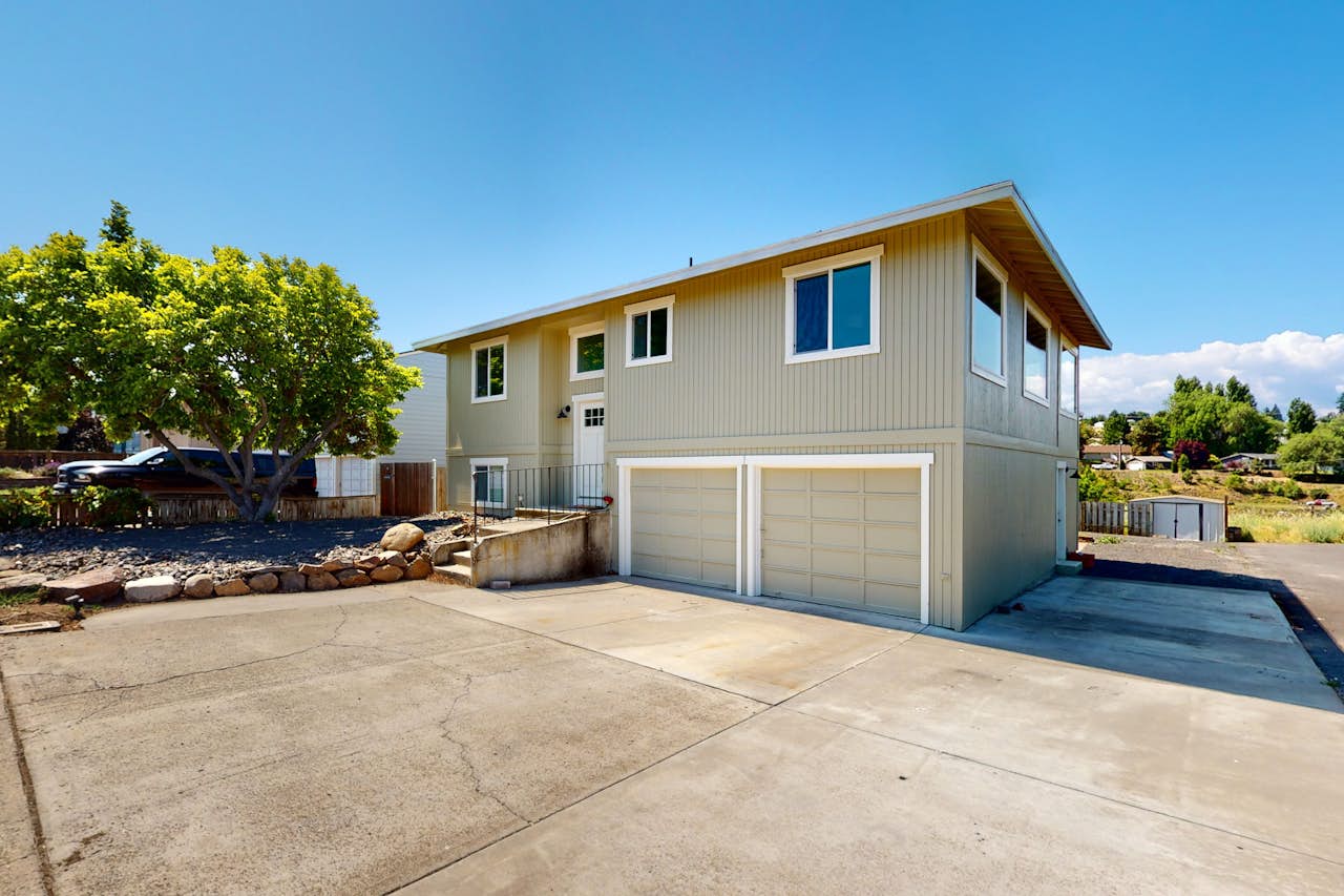 Darling in The Dalles 3 BD The Dalles, OR Vacation Rental Vacasa