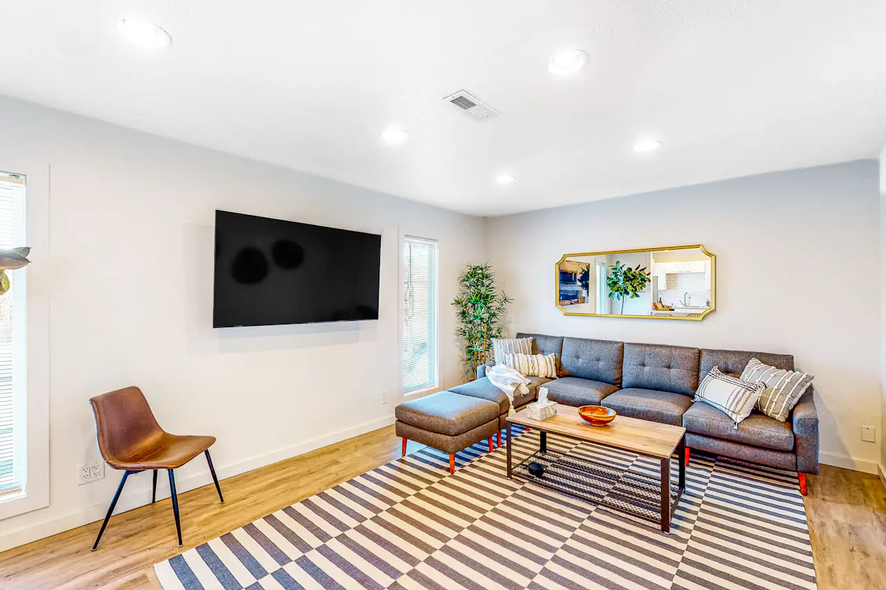 The Jewel of Elkhart, Upper Unit 3 BD Elkhart, IN Vacation Rental