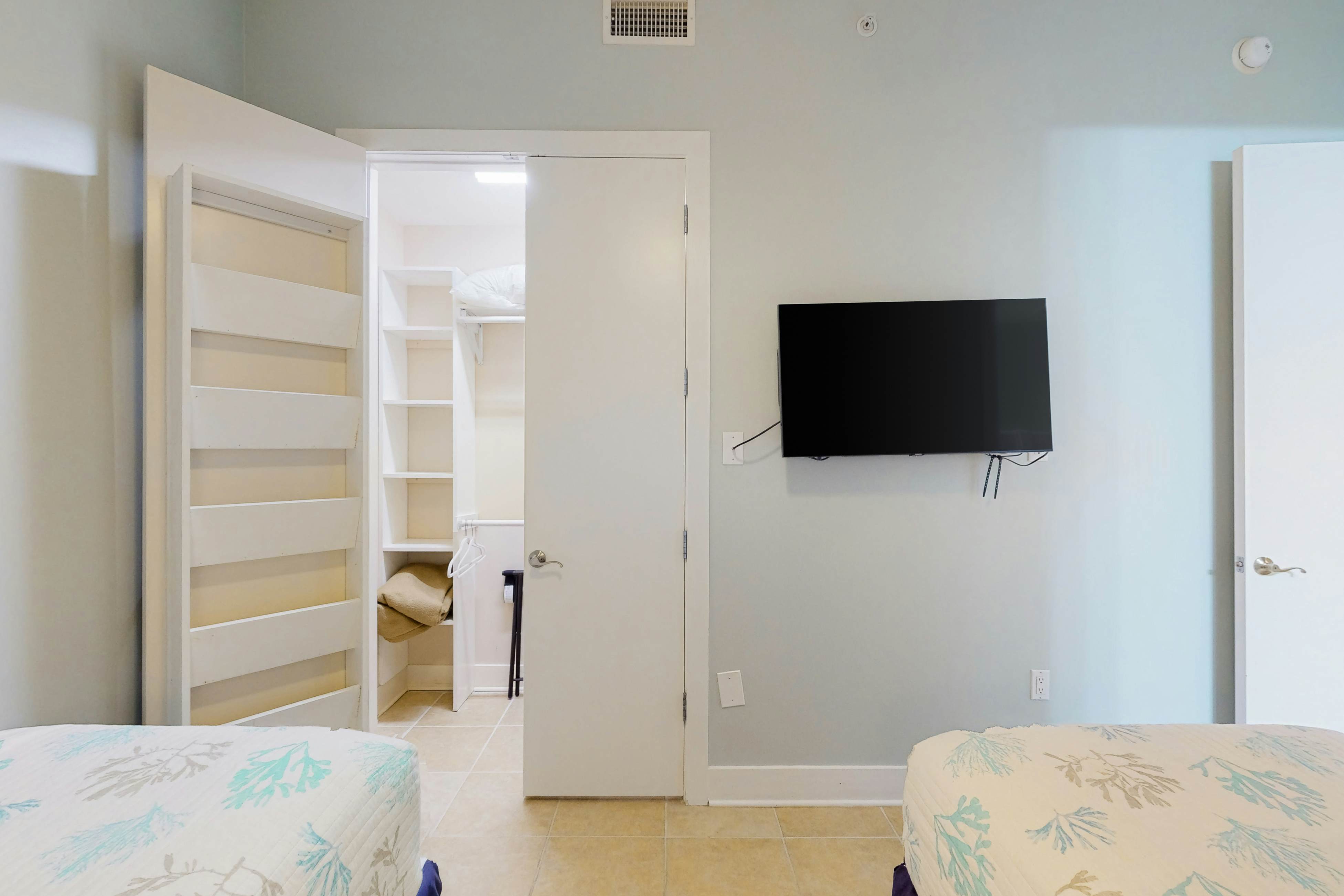 Emerald By the Sea 1214 - Sea for Miles