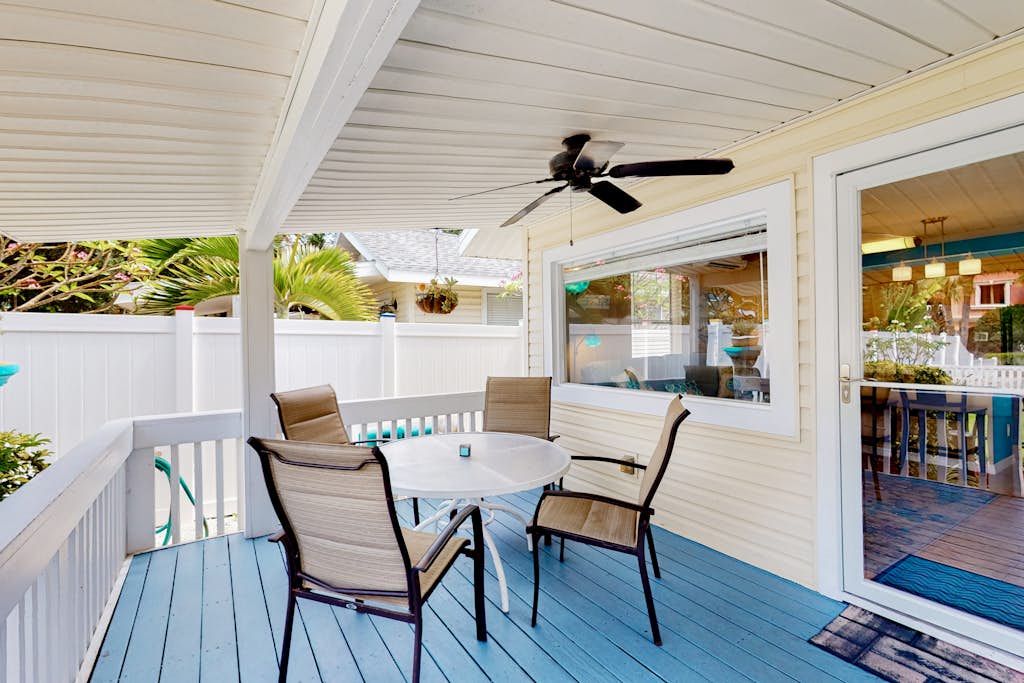 Charming single level cottage with a kitchen enclosed yard and WiFi — Treasure Island, FL — vacation rental