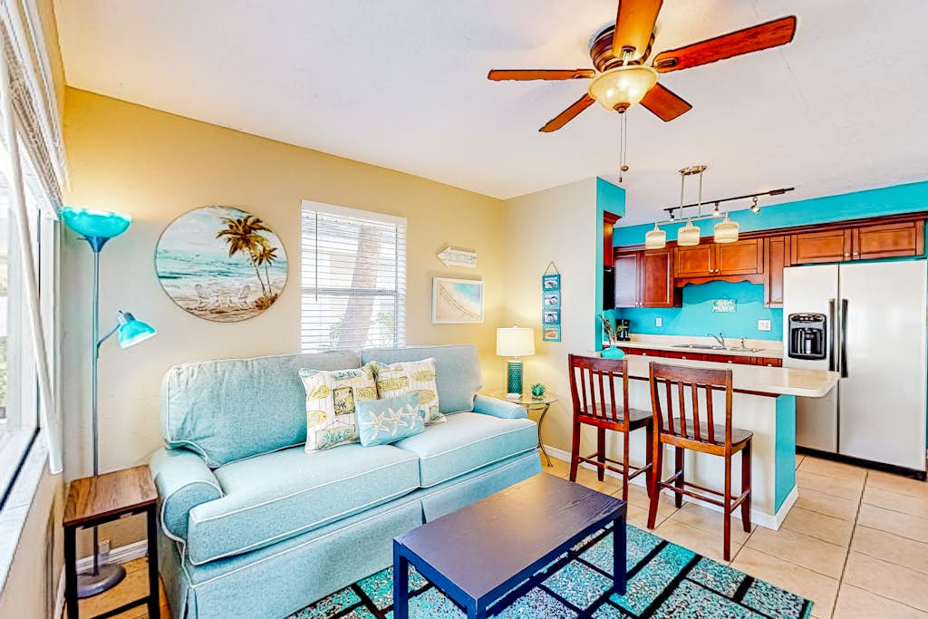 Cute cottage near the beach with grill enclosed yard WiFi WD deck and AC — Treasure Island, FL — vacation rental