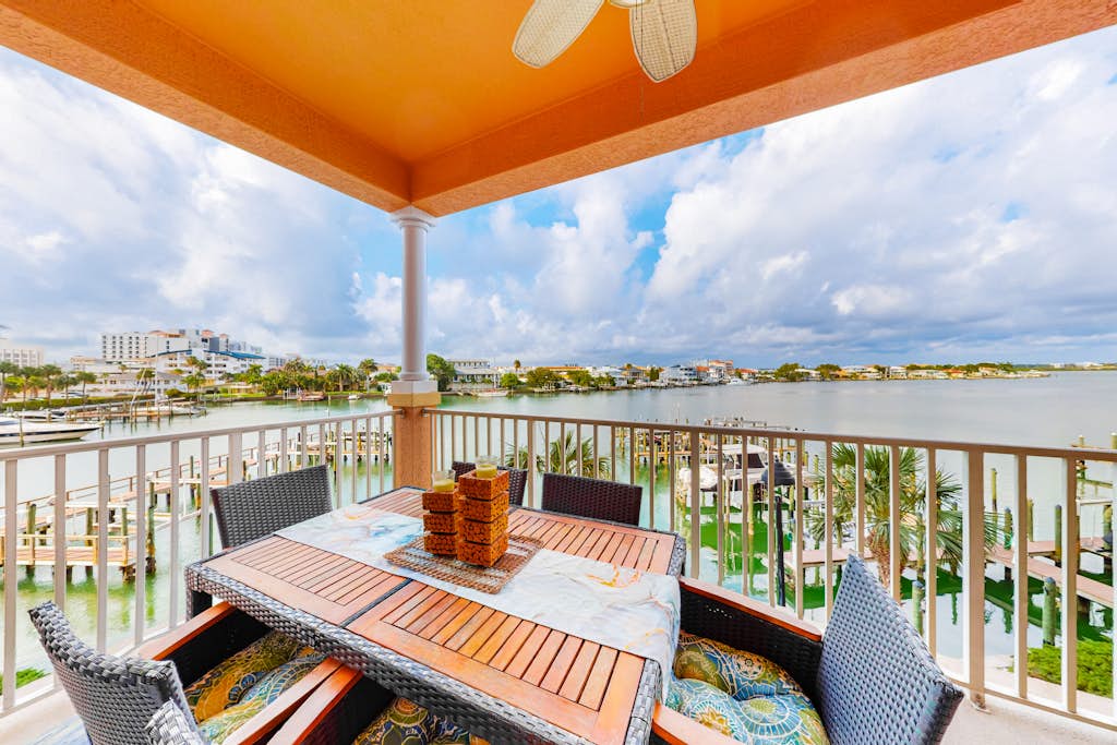Beautiful condo minutes form beach with WiFi AC and pool One dog OK — Clearwater, FL — vacation rental