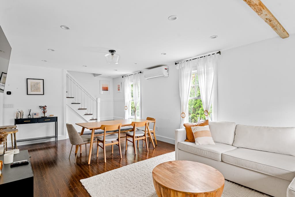 Cozy Greenport Cottage