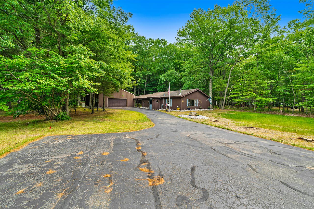 Cardinal Cabin 3 BD Honor, MI Vacation Rental Vacasa