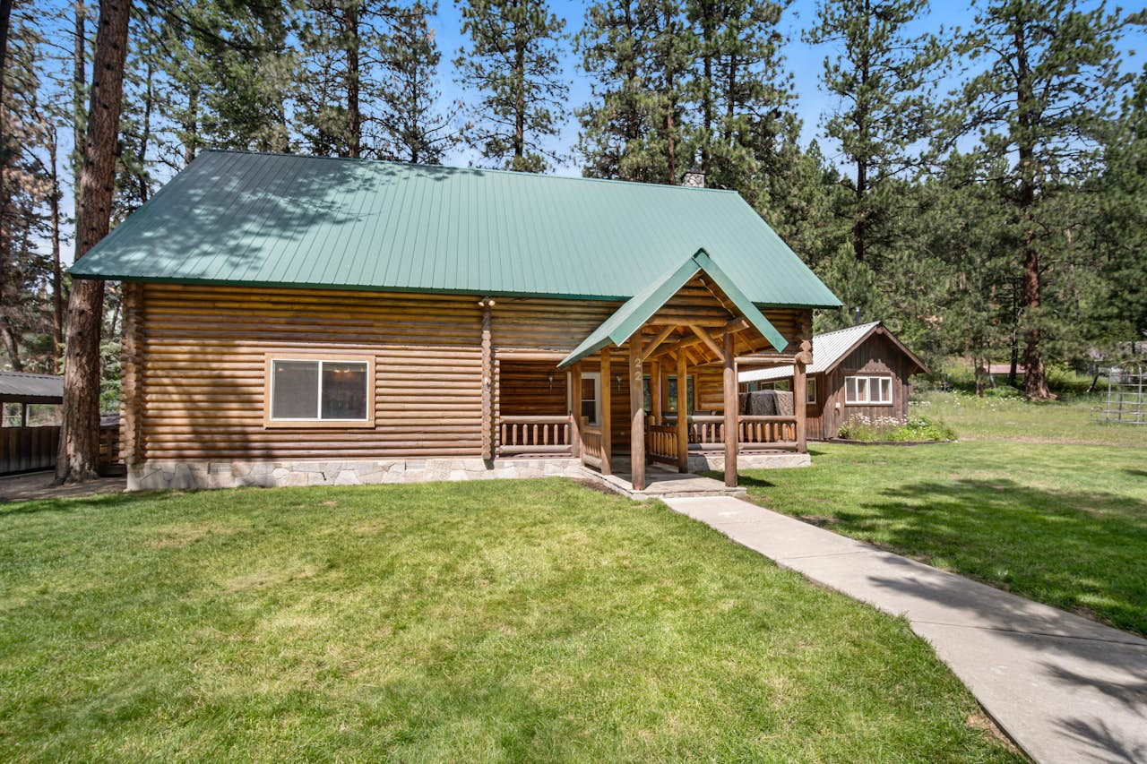 Cabin on Gibbonsville Road | 3 BD Gibbonsville, ID Vacation Rental | Vacasa