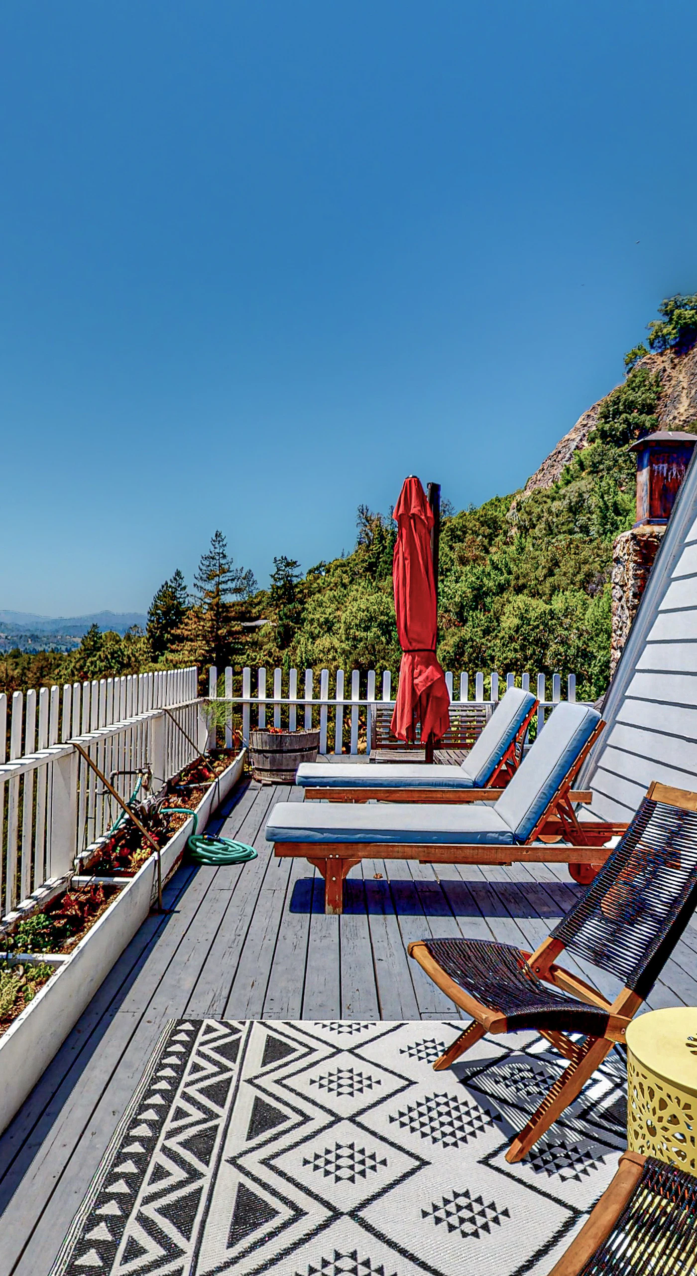Stretch out on sun loungers with a glass of Dry Creek Valley red — your private upper deck delivers sweeping mountain views and endless Healdsburg blue sky.