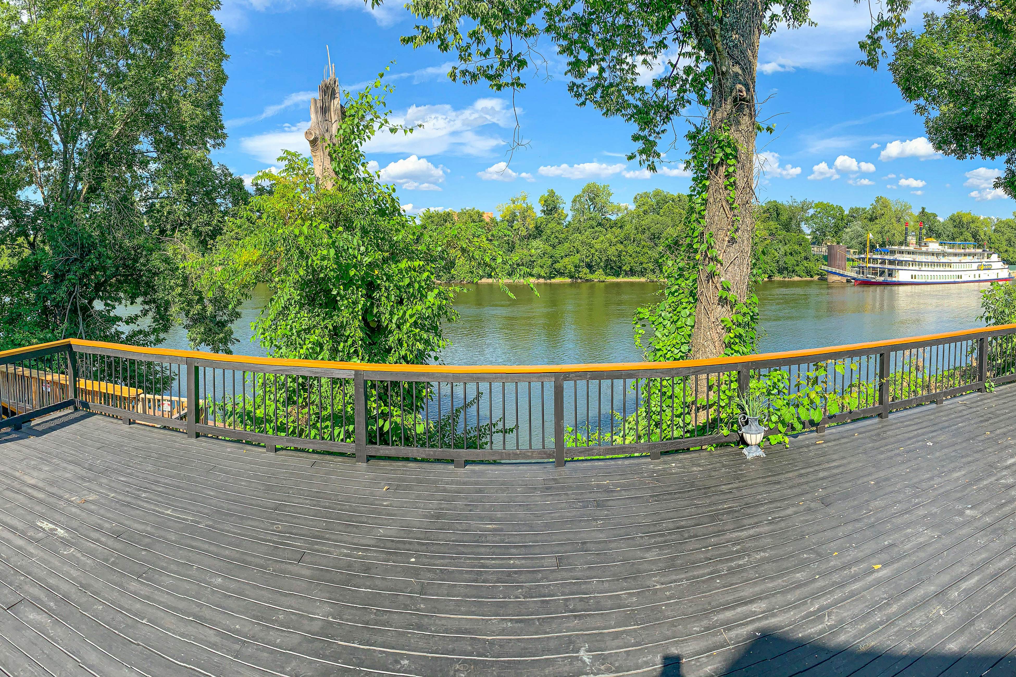 Inglewood Riverfront Retreat