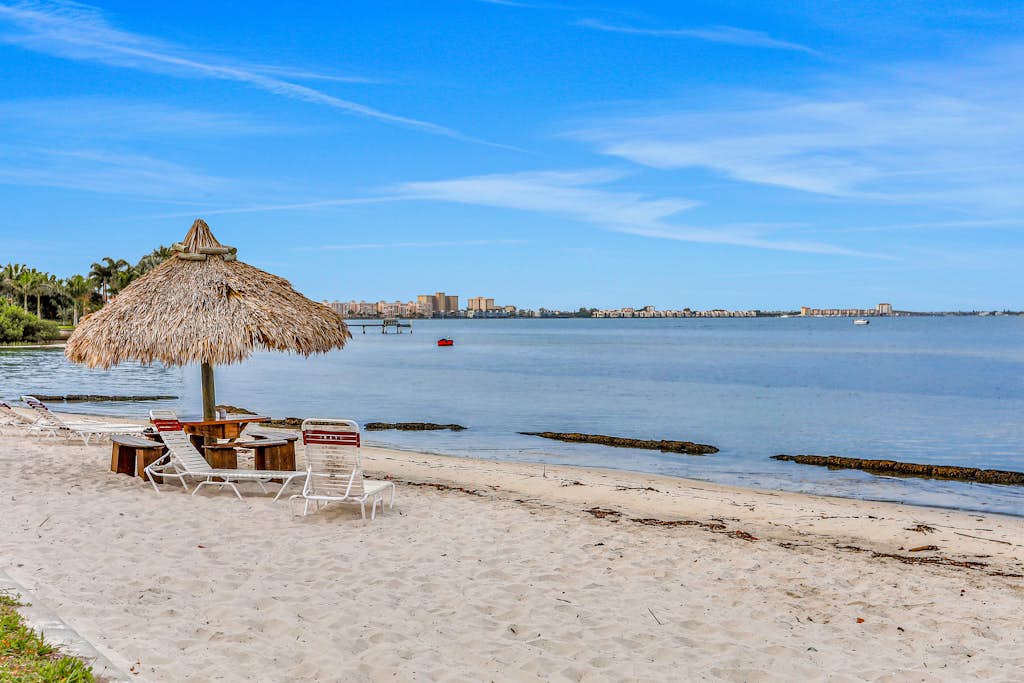 Splendid condo with private beach access heated pool hot tub and volleyball — St. Petersburg, FL — vacation rental