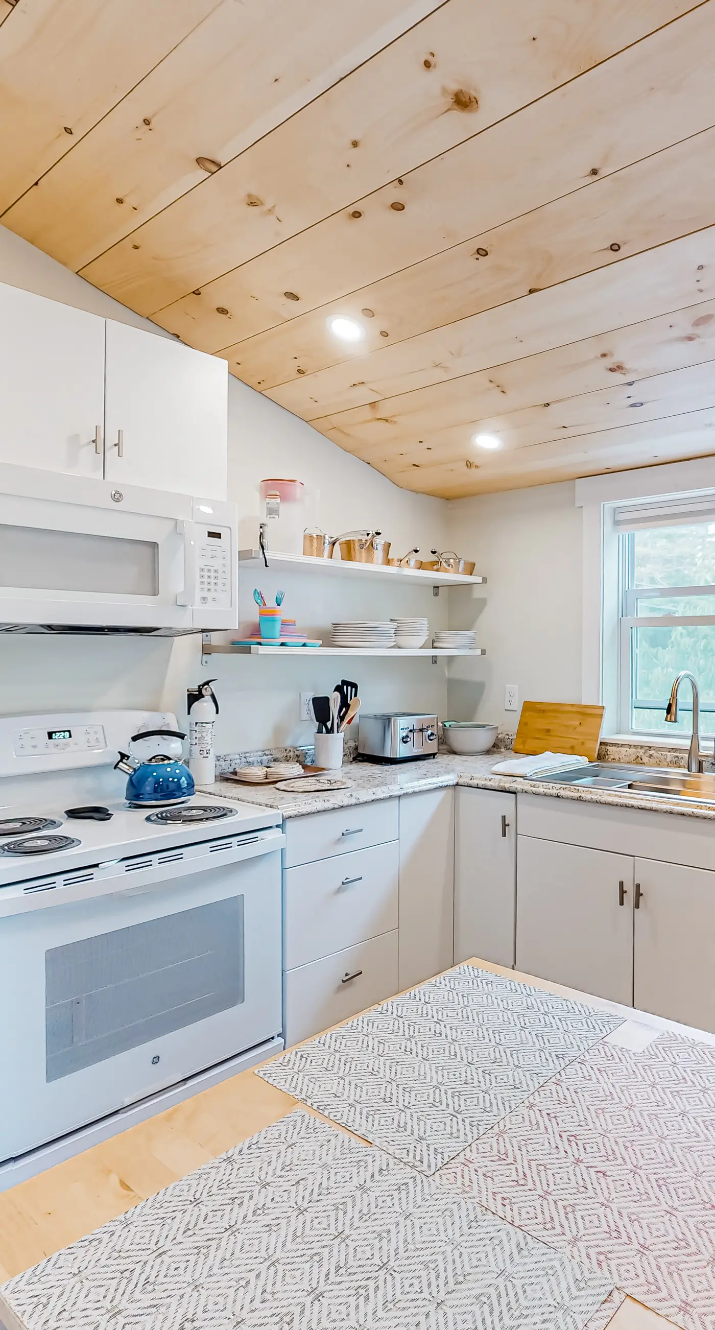 Shore breeze Inn - Tri-Plex