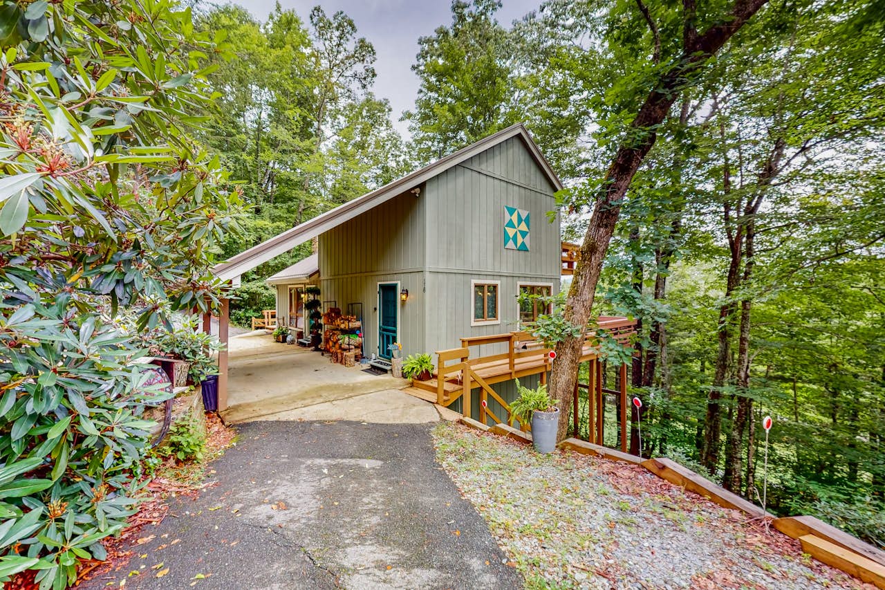 Deck of the Woods 4 BD Newland, NC Vacation Rental Vacasa