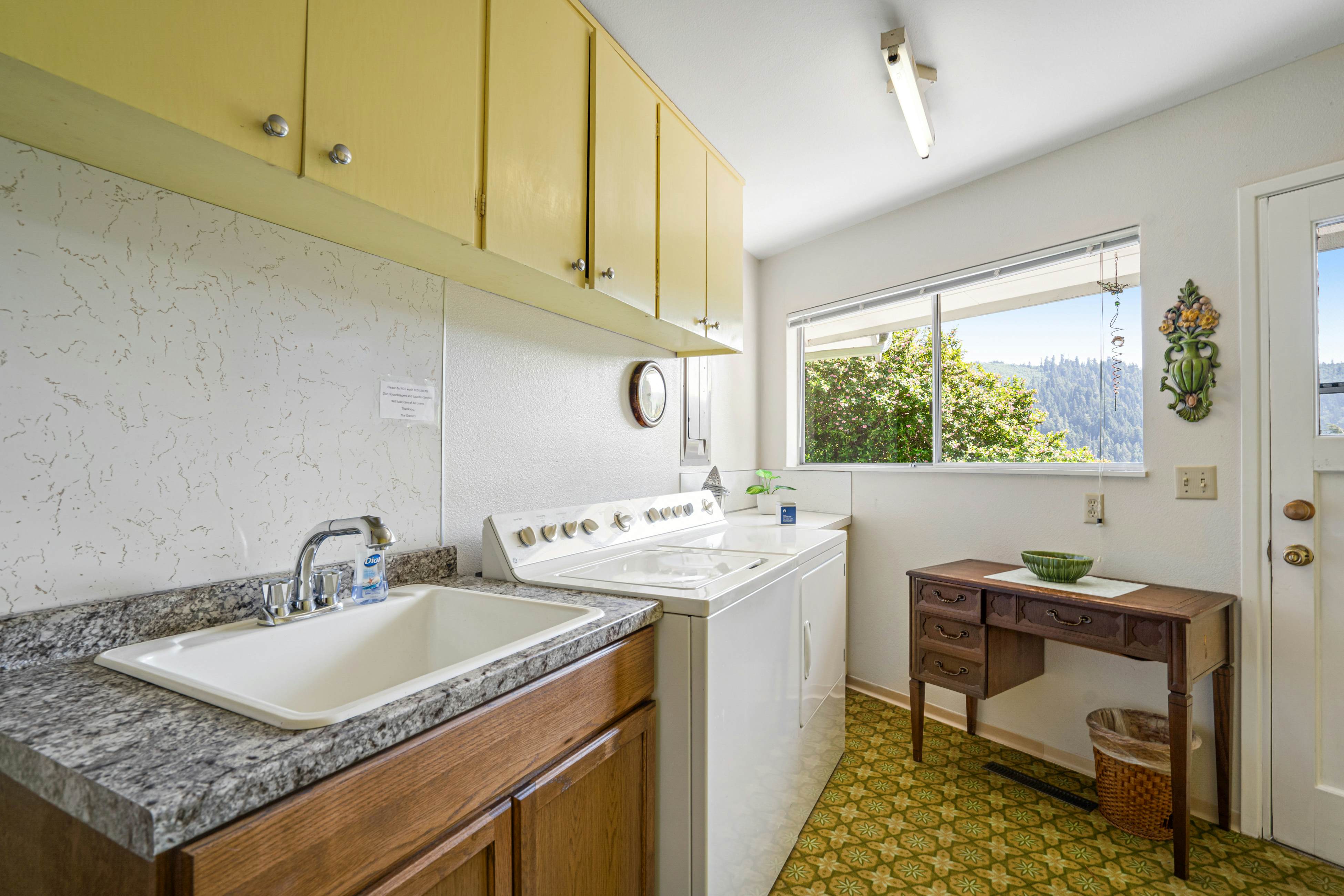 Viewcrest Retro Country Home