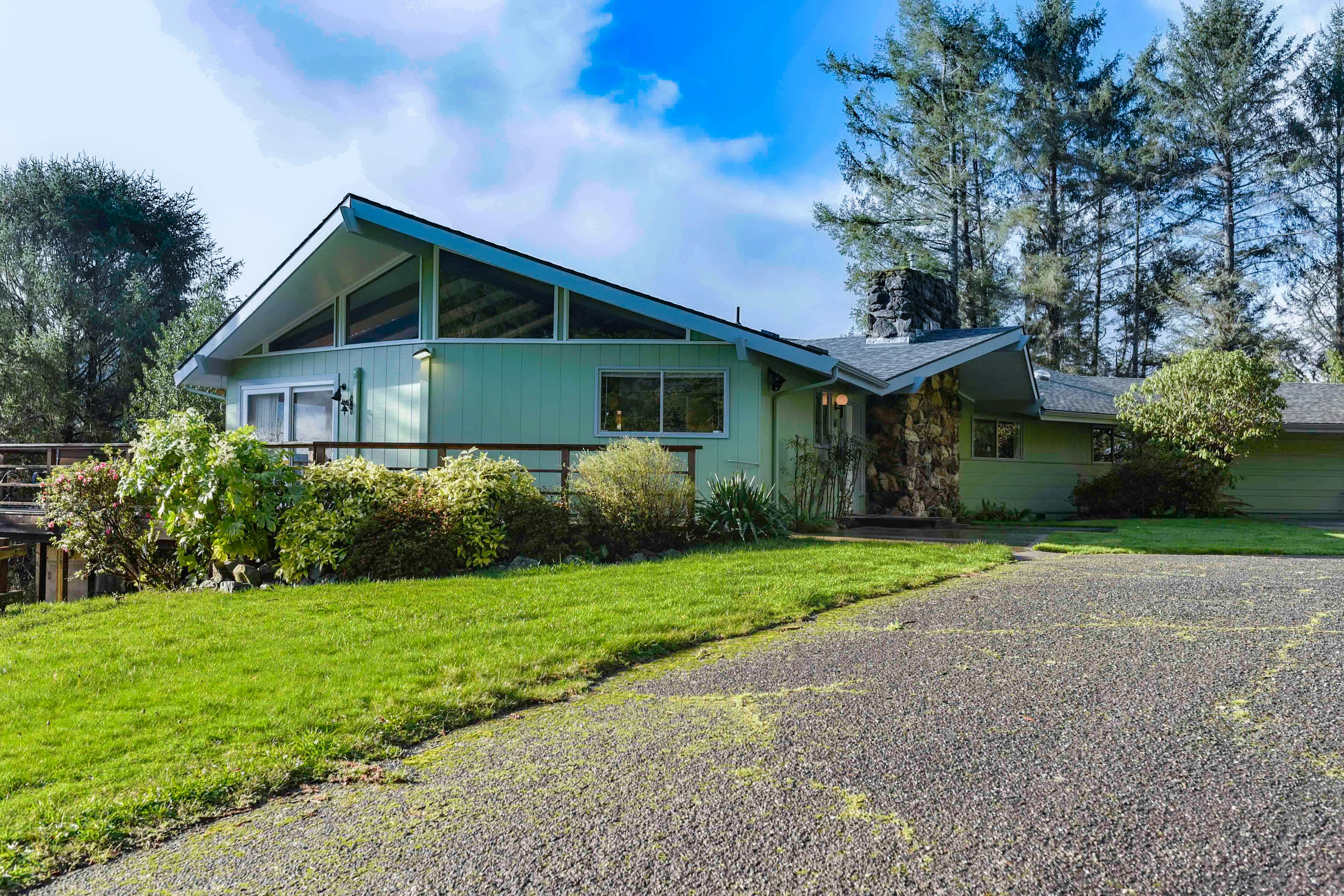 Viewcrest Retro Country Home