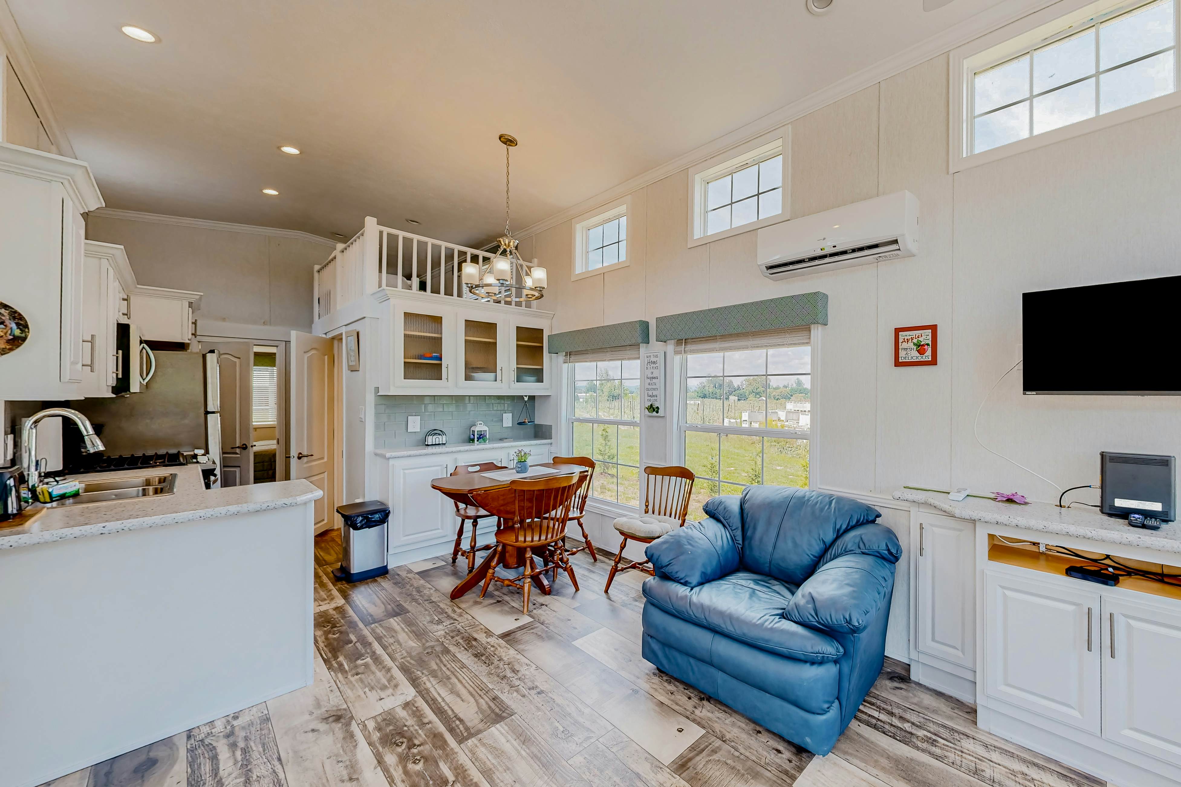 Honeycrisp Apple Cottage 