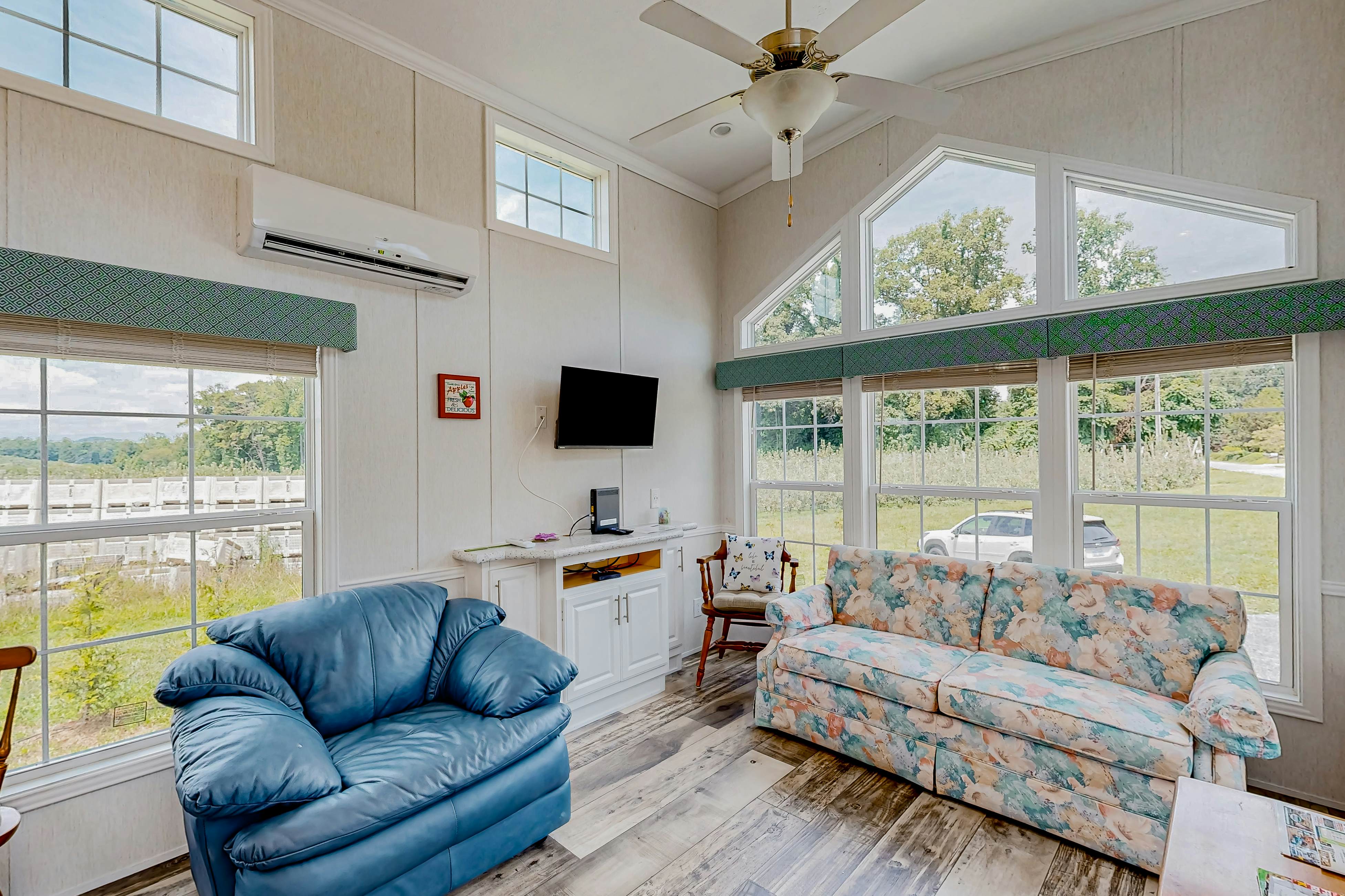 Honeycrisp Apple Cottage 