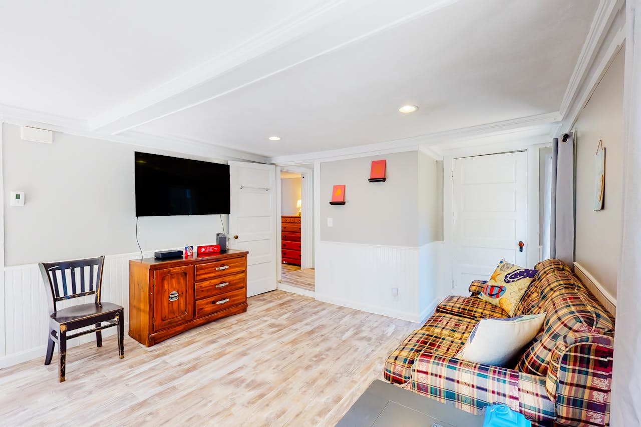 Saltbox Cottage 2 BD Sagamore Beach, MA Vacation Rental Vacasa