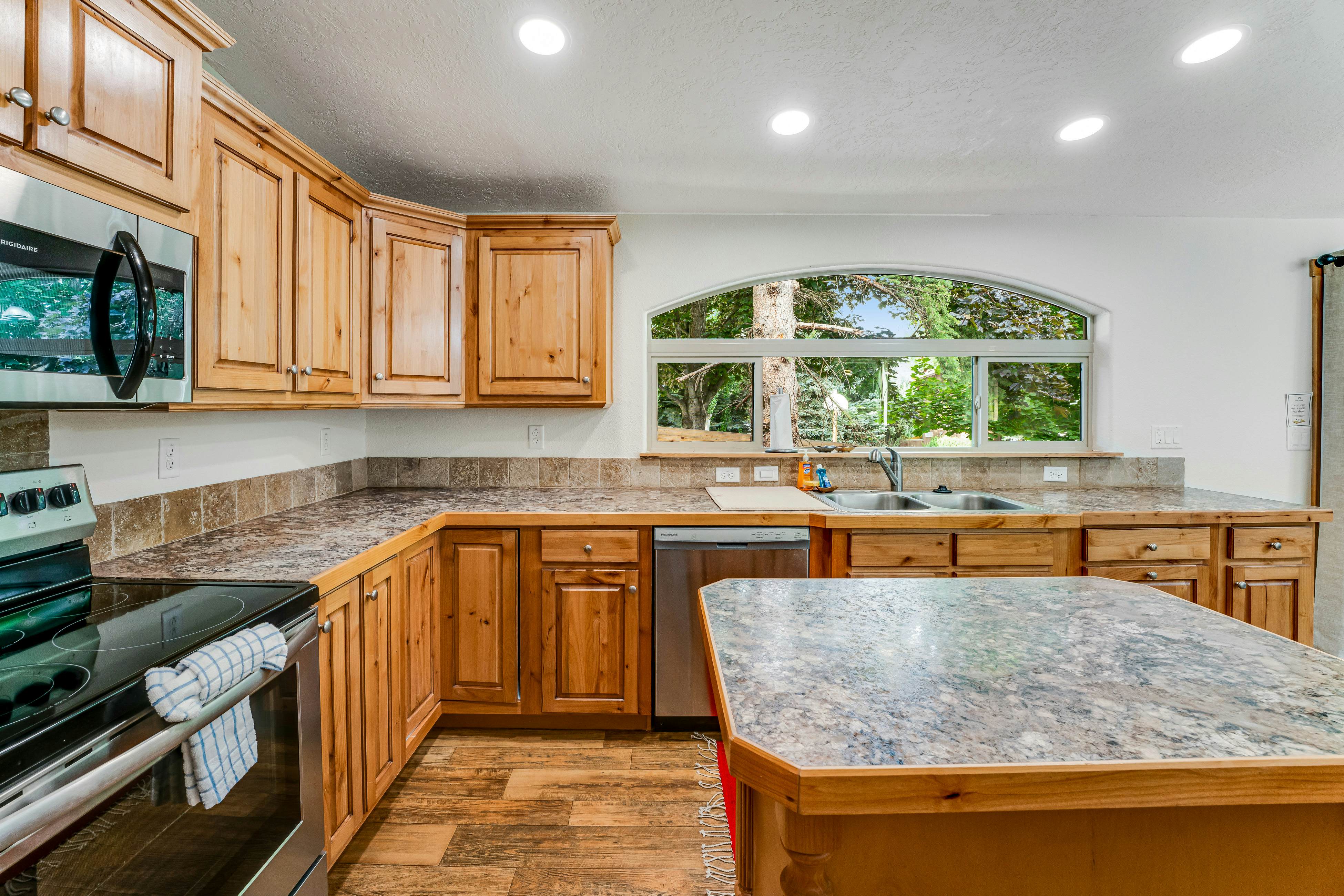 Lazy K on Peaceful Bay - Full Property