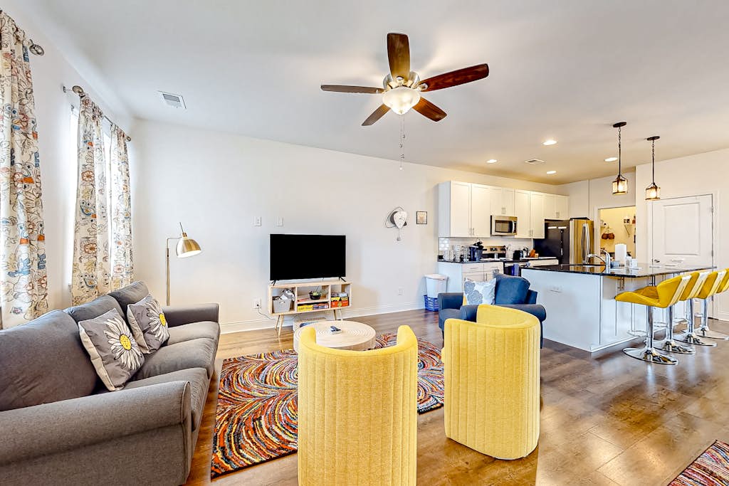 Snowbird-friendly townhouse with pool, tennis court, & central AC — North Charleston, SC — vacation rental