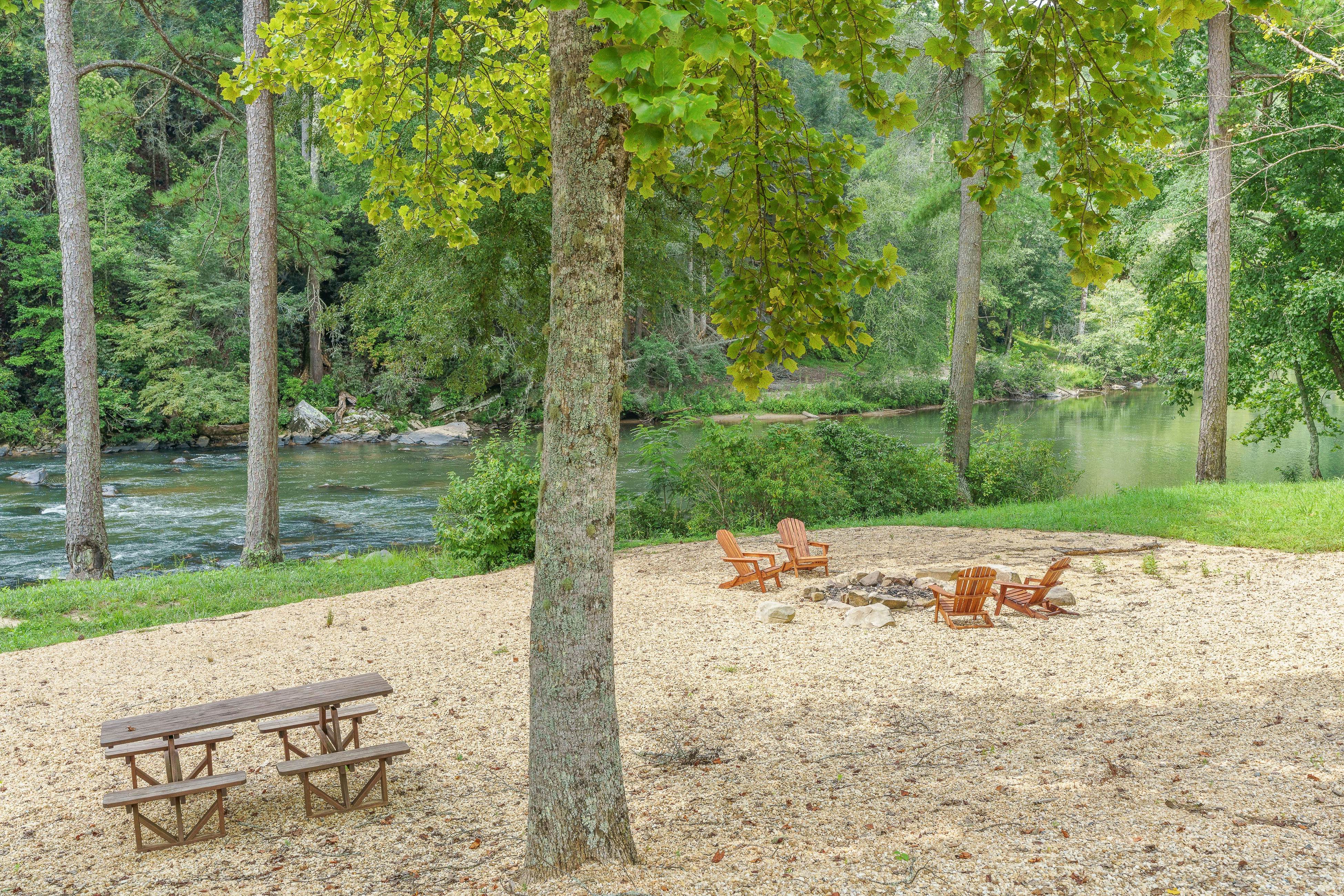 Mountain Peak Lodge - Cabin & Game Room Retreat 