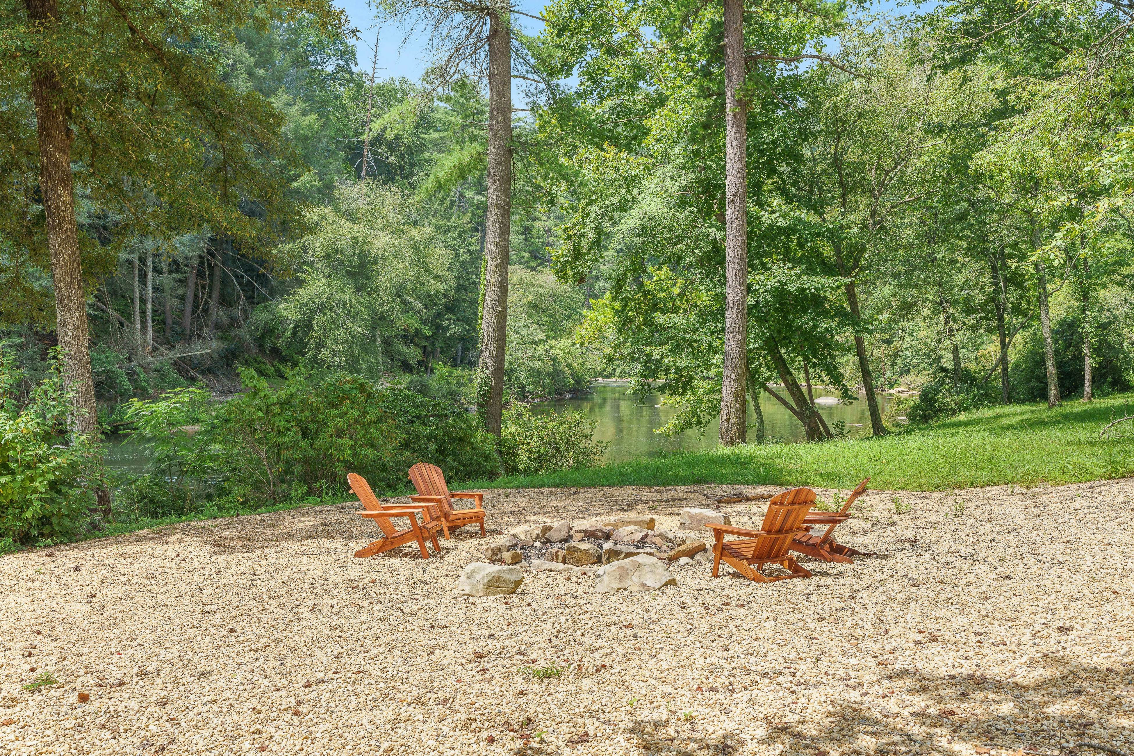 Mountain Peak Lodge - Cabin & Game Room Retreat 