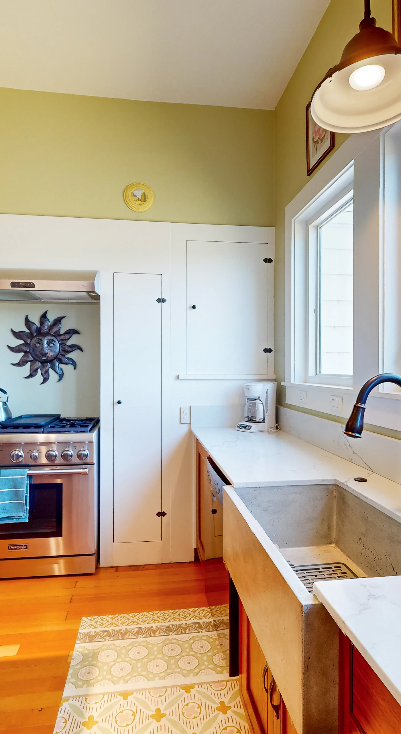 Channel your inner chef in this farmhouse kitchen — full-size range, farmhouse sink, and sunny windows make preparing wine country meals a delight.