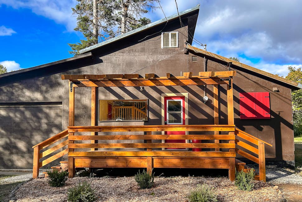 Riverfront Retreat 1 BD Cle Elum, WA Vacation Rental Vacasa