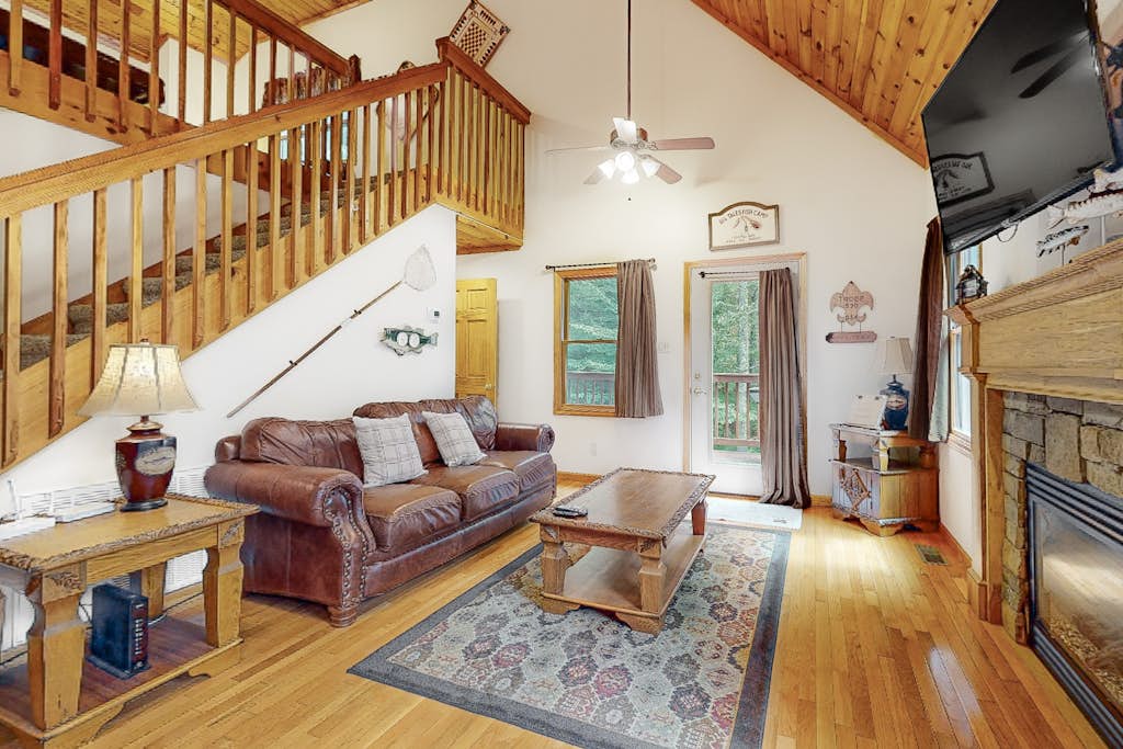 Cabin Near Smokys, Pool Table, Mtn View Deck, Grill โ Townsend, TN โ vacation rental