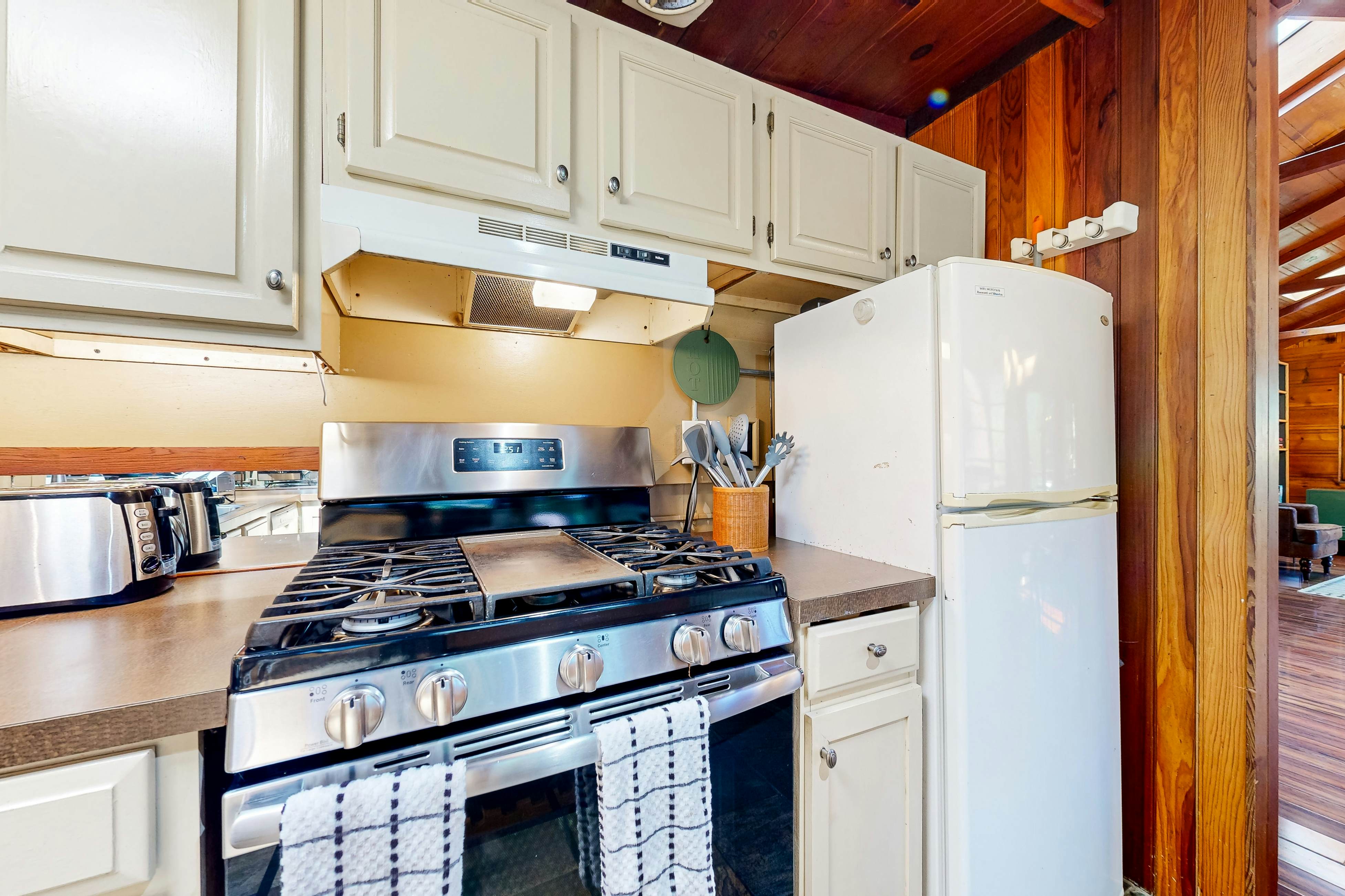 Cozy Riverview Cabin