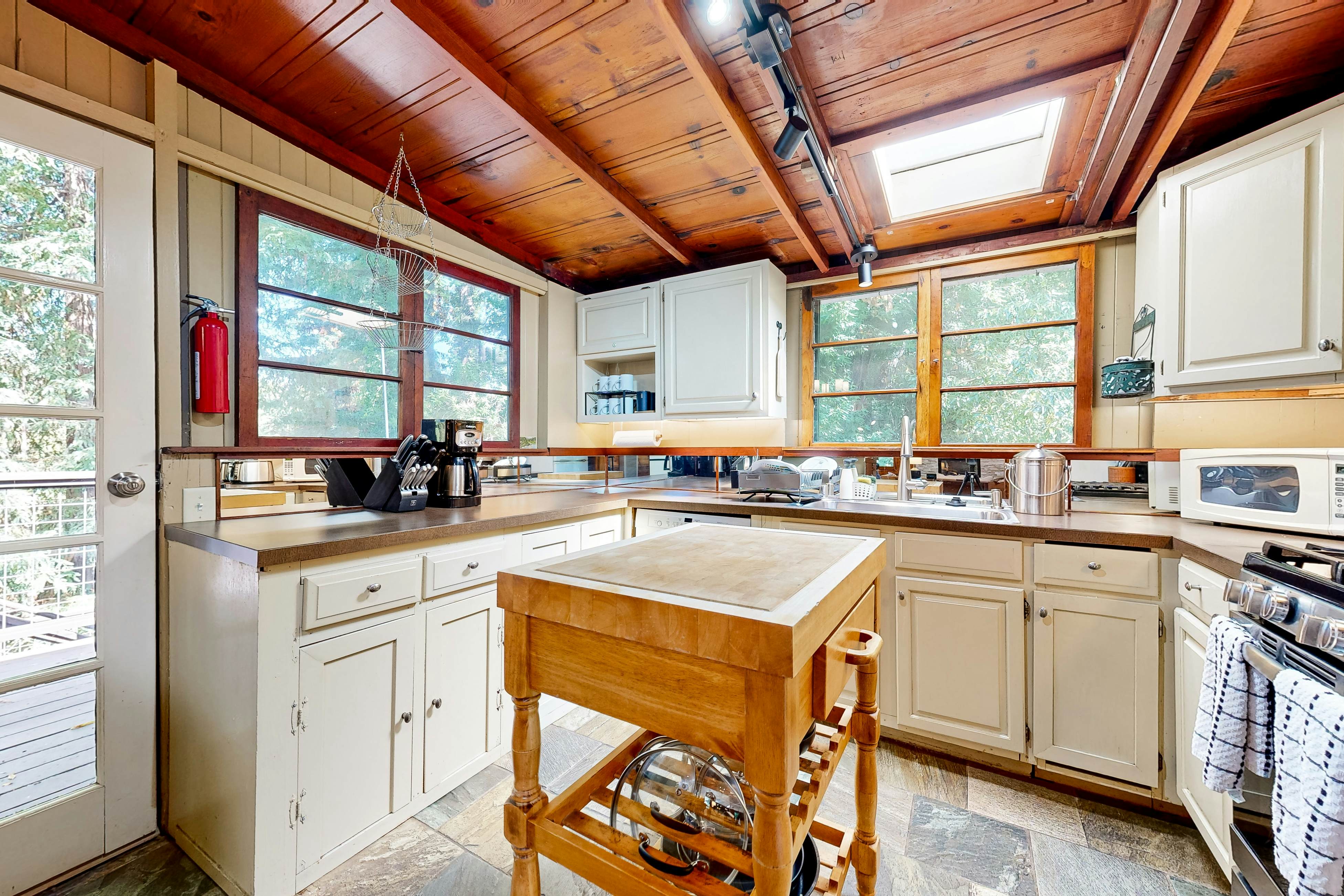 Cozy Riverview Cabin