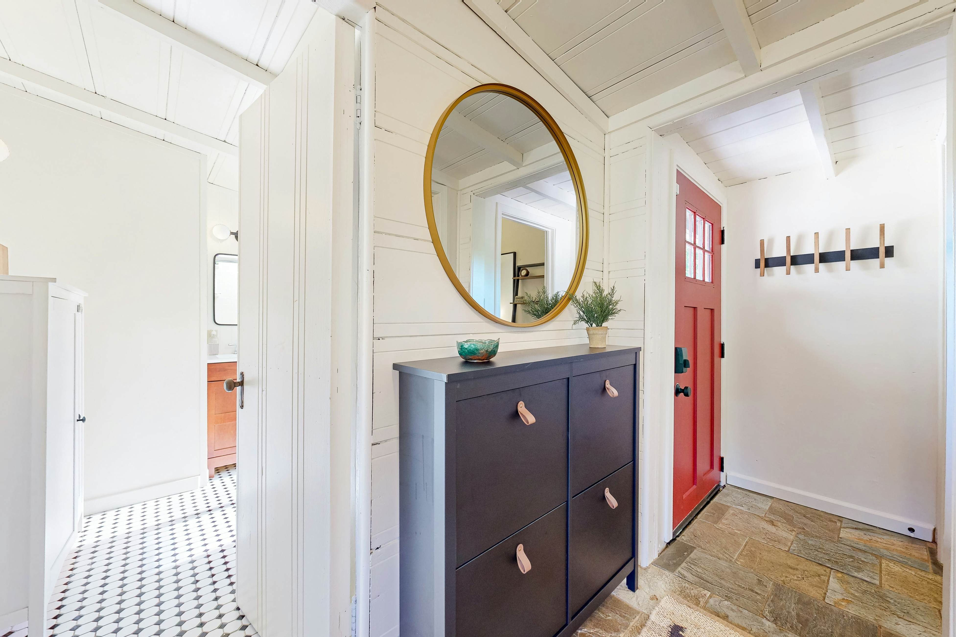 Cozy Riverview Cabin